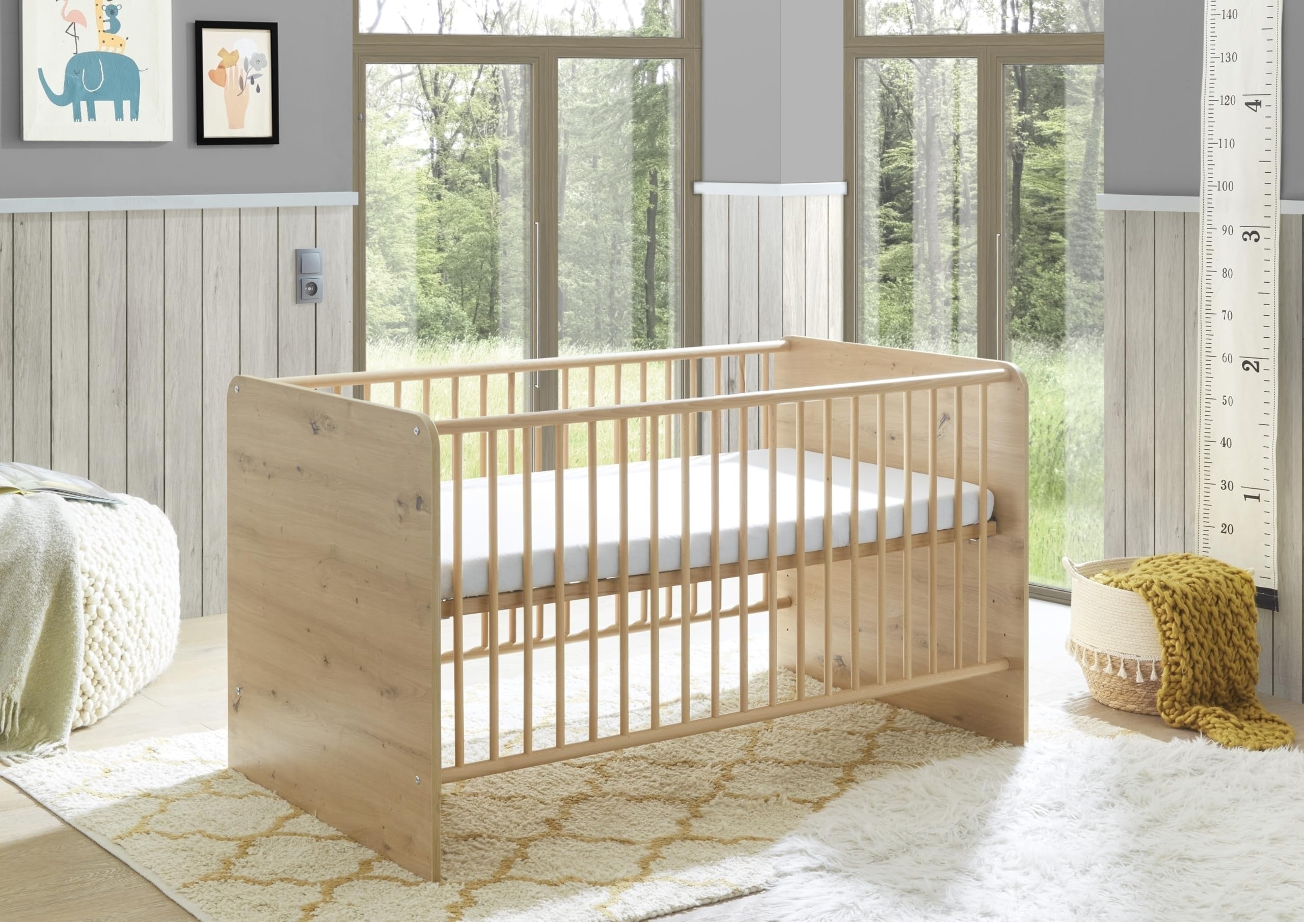 Babybett >Birta< Artisan Eiche Dekor / Salbei, Liegefläche 140x70 cm, 3 Schlupfsprossen, Liegehöhe verstellbar – 78x90x143 cm (B/H/T), robust & pflegeleicht, Dekorfolie, zerlegt, ohne Matratze
