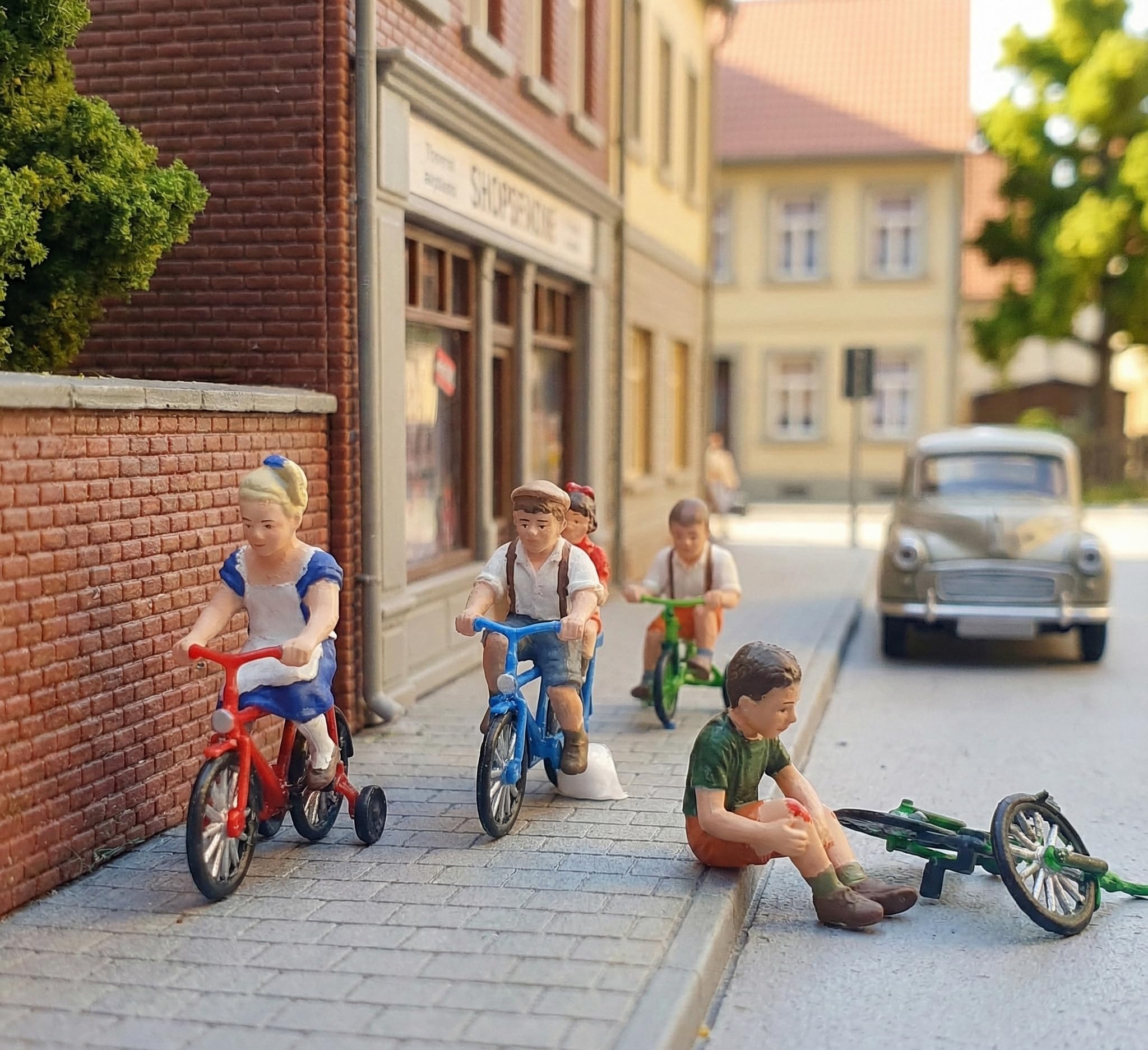 40037 Dzieci z rowerami tor G 1:22,5 – figurki modelowe/miniaturowe figurki do kolejki ogrodowej i dioramy, scena z 4 dziećmi, rowery i przerwa/moment wypadku