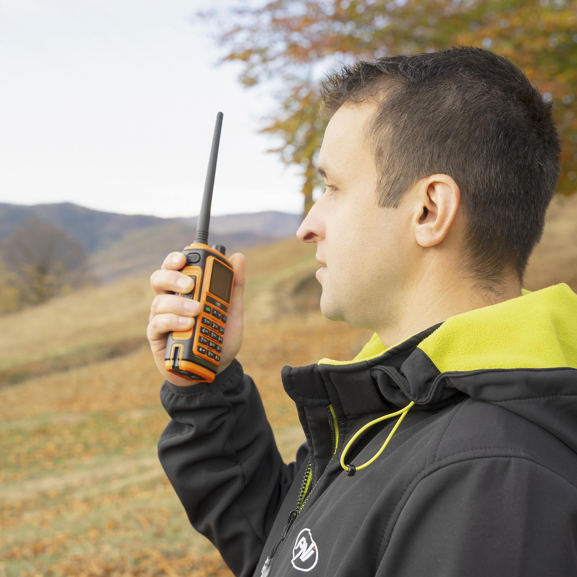 Stazione radio VHF/UHF portatile PNI P17UV dual band 144-146MHz e 430-440MHz, 999CH, 1500mAh, Scan, Dual Watch, Roger Beep, funzione radio FM e torcia di segnalazione
