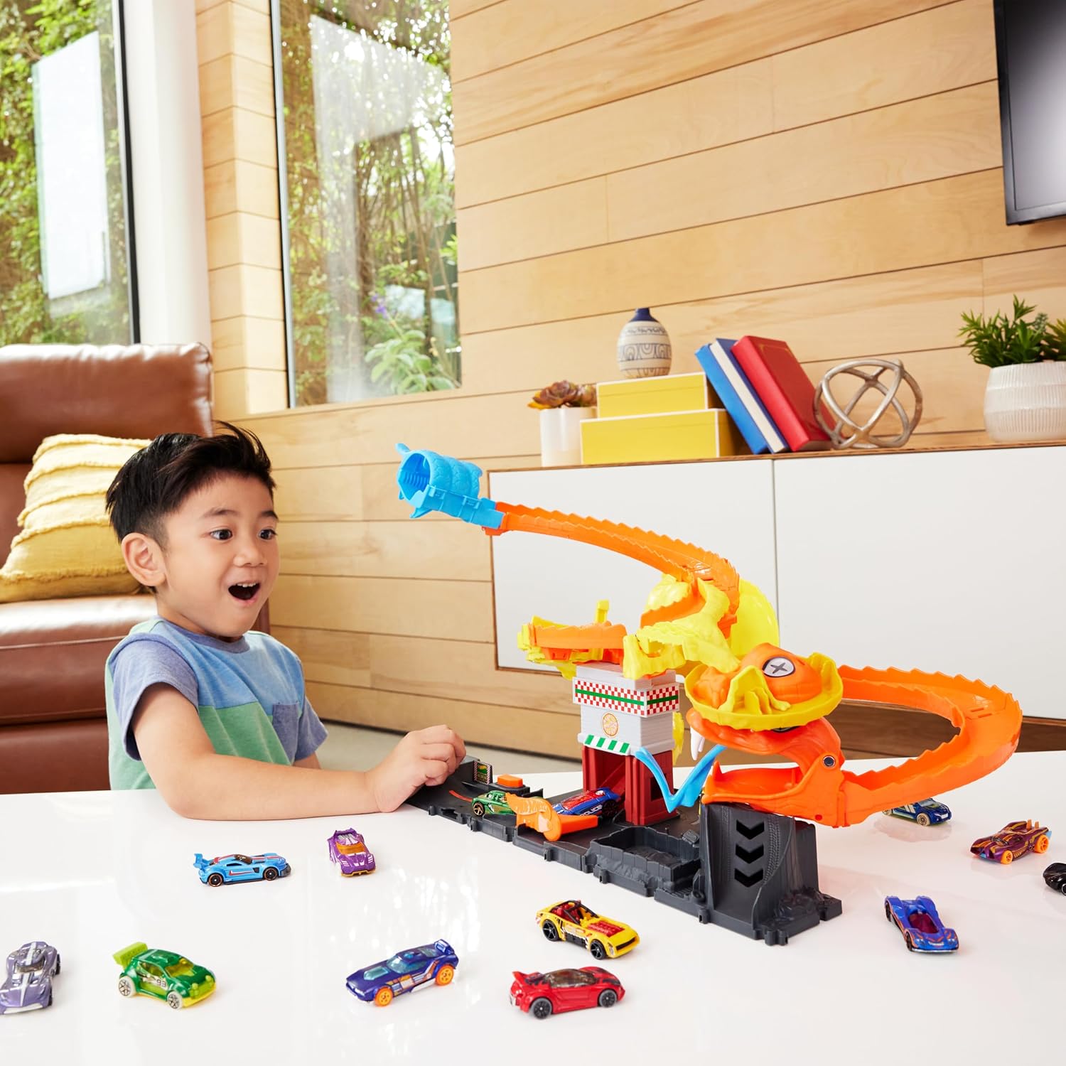 Набор Hot Wheels City Pizza Slam Атака кобры и 1 машинка Подними хвост змеи и запусти машинку по одной из 3 трасс на одной из них кобра попадает под удар пиццей HTN81