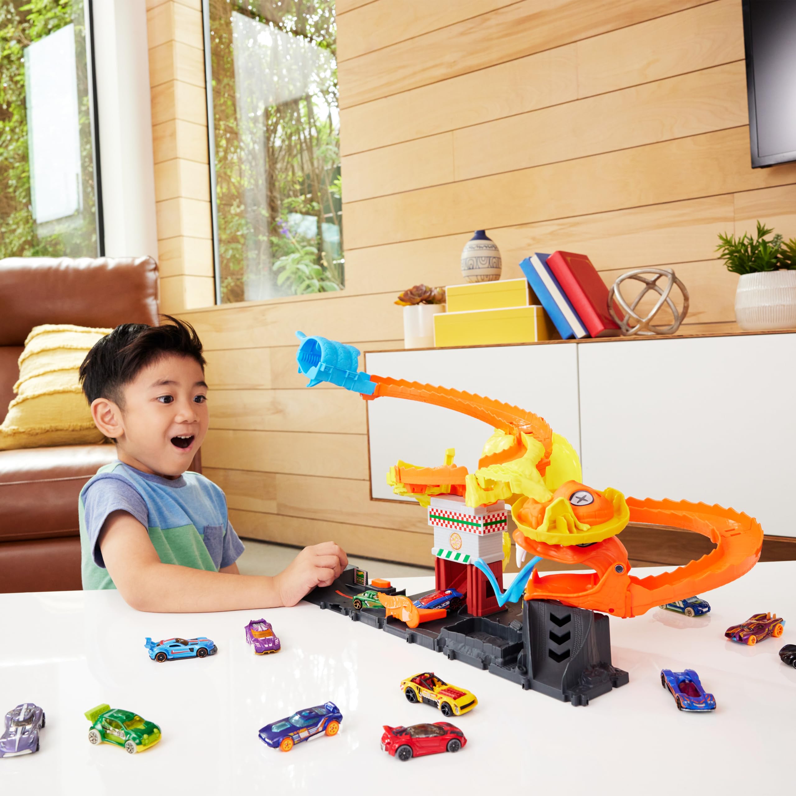 Hot Wheels City Let's Race – Na start! - Netflix - Odjazdowa pizza – Atak kobry Zestaw ze spiralnym torem w kształcie ogona kobry i autkiem w skali 1:64, HTN81