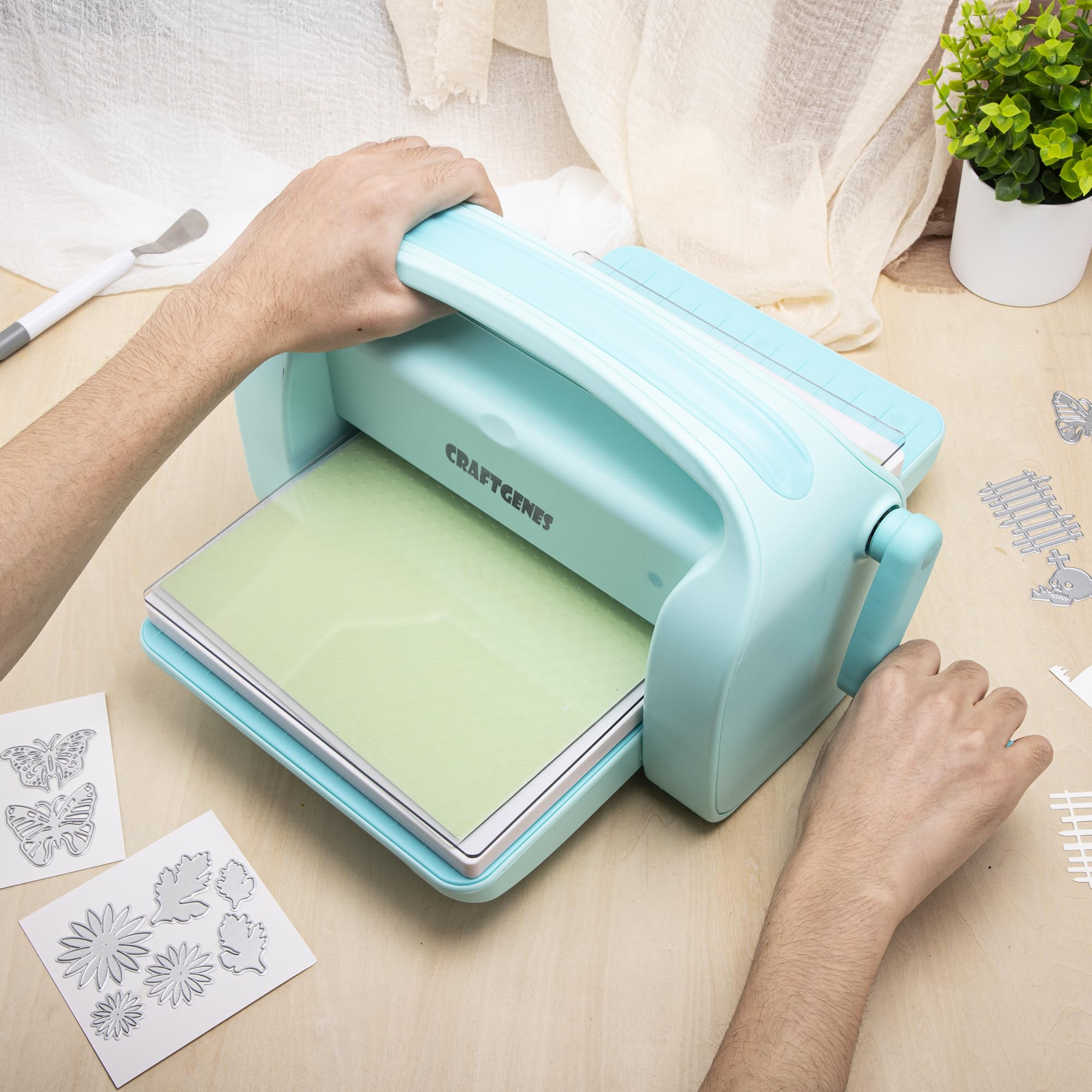 CraftGenes 9 Zoll Stanzmaschine & Prägemaschine, Manuelle A4 Stanz- und Prägemaschine mit Faltbaren Seiten, Inkl. A4 Stanzformen, Prägefolder & Platten, Ideal für Kartengestaltung, Scrapbooking & DIY
