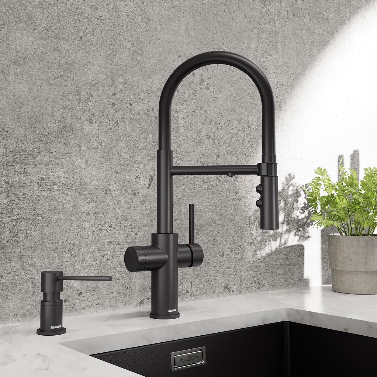 BLANCO CATRIS-S Flexo Filter | Rubinetto da cucina in nero opaco | alta pressione | acqua filtrata con il filtro BWT | cambio di getto chiaro in getto doccia | Qualità sicura dell'acqua e risparmio