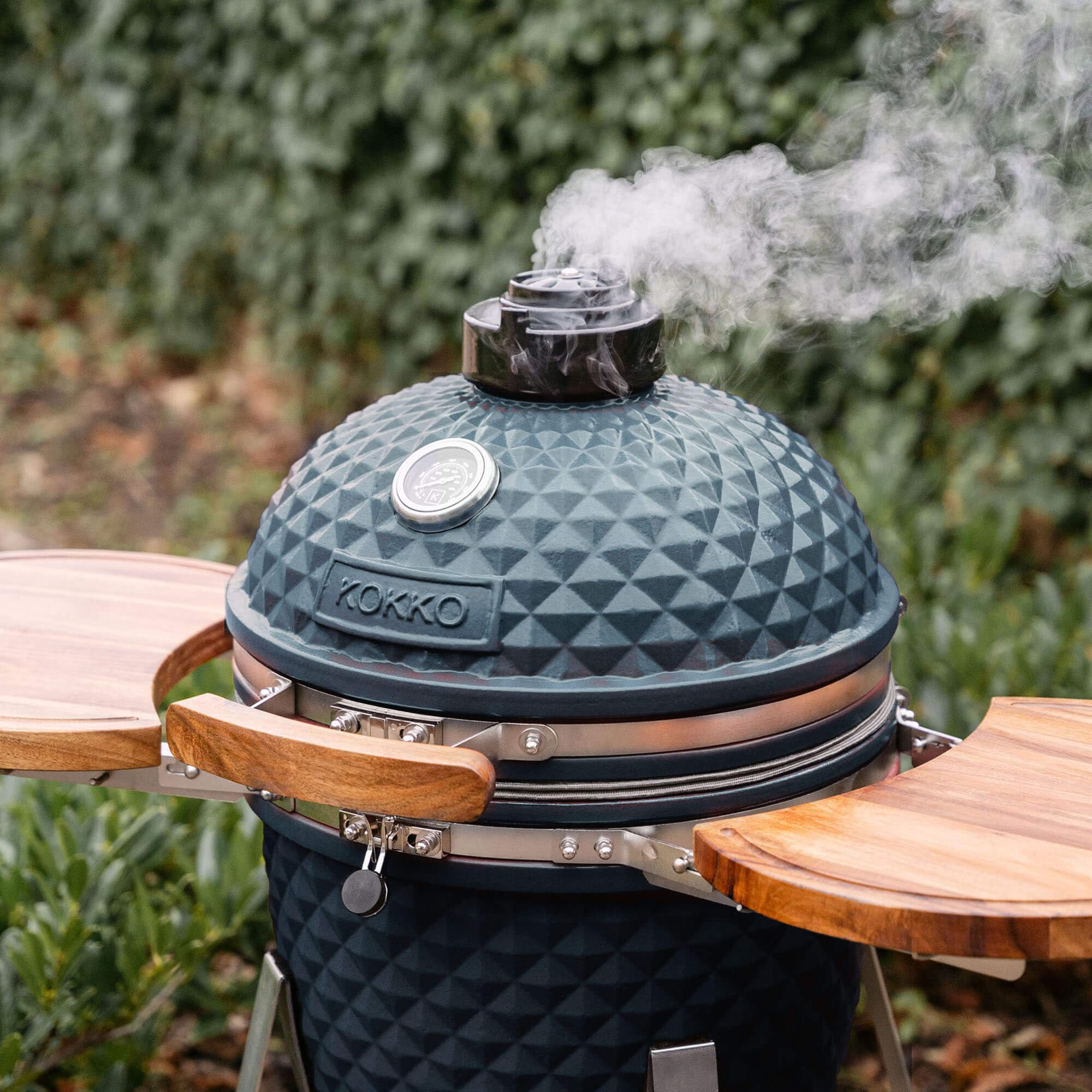 Kamado Kokko 18" - Nouvelle édition 18" = taille standard (46 cm x 69 cm) Bon compromis entre sa taille et sa rapidité d’allumage Diamètre de la grille : 37 cm Bleu océan Avec chariot et