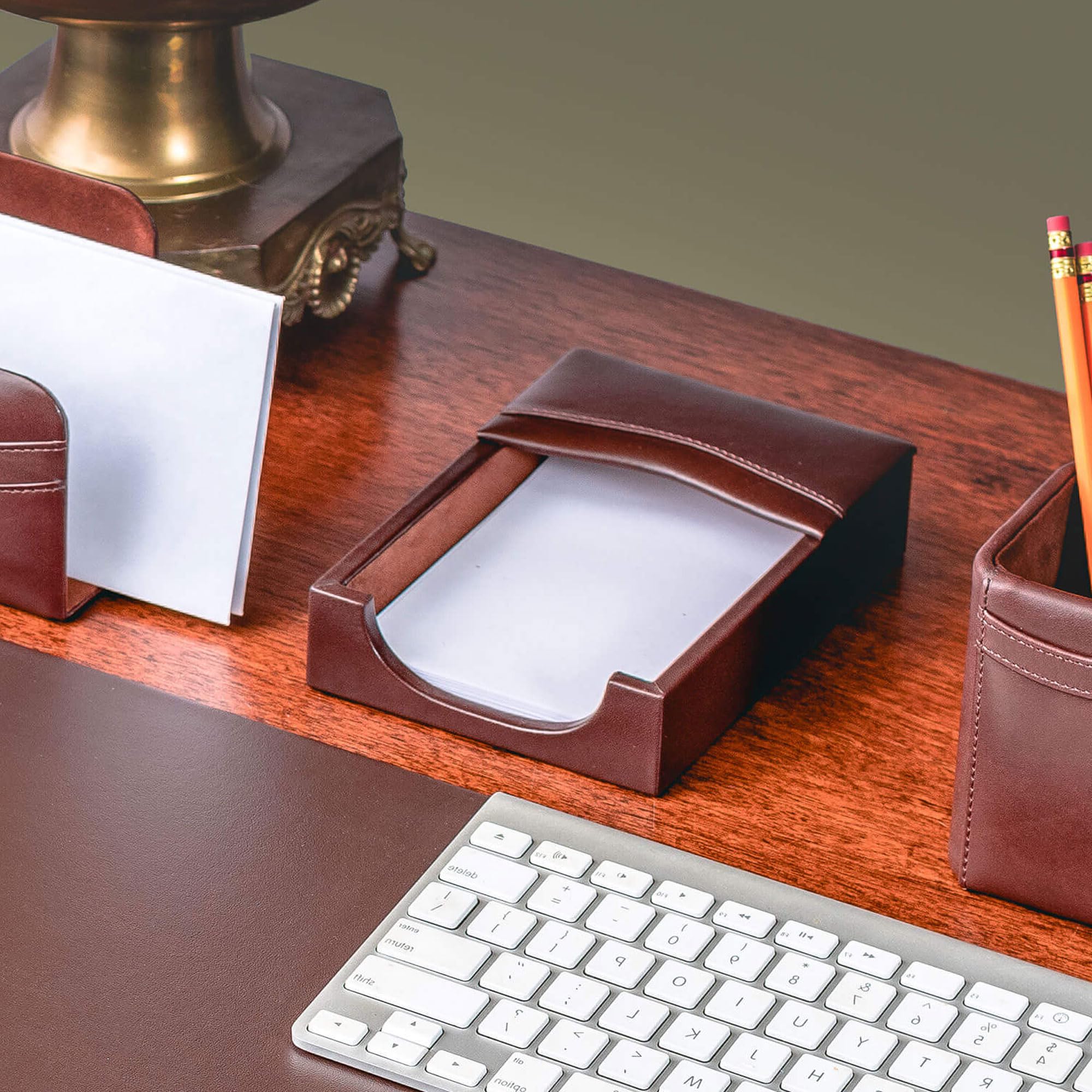 Dacasso Soporte para notas o notas de cuero marrón chocolate de lujo de 4 x 6 pulgadas para escritorio, decoración ejecutiva y organización de escritorio de oficina esencial
