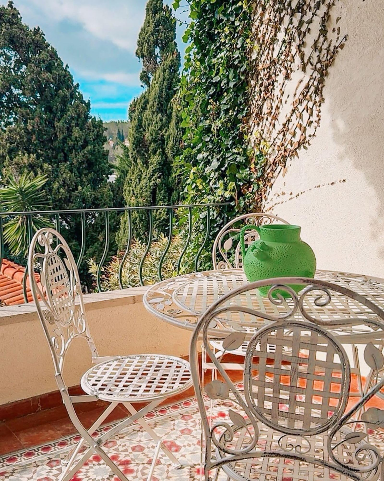 Beliani Mesa de balcón Hierro Blanco Crema Metal Envejecido Plegable Redonda 90 cm Exterior Resistente a los Rayos UV Estilo Retro francés Bivio