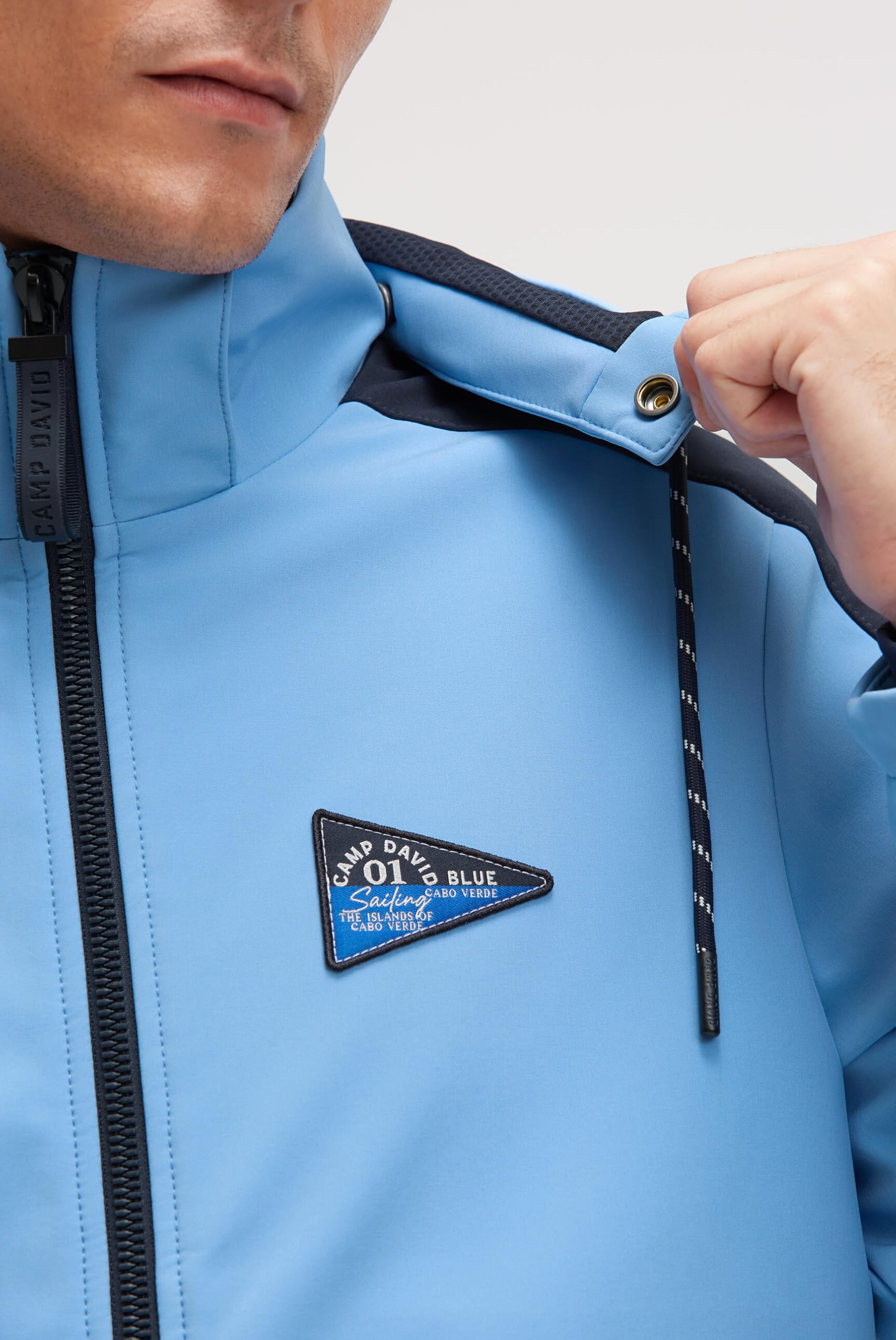 Camp David Herren Softshelljacke mit abtrennbarer Logo-Kapuze