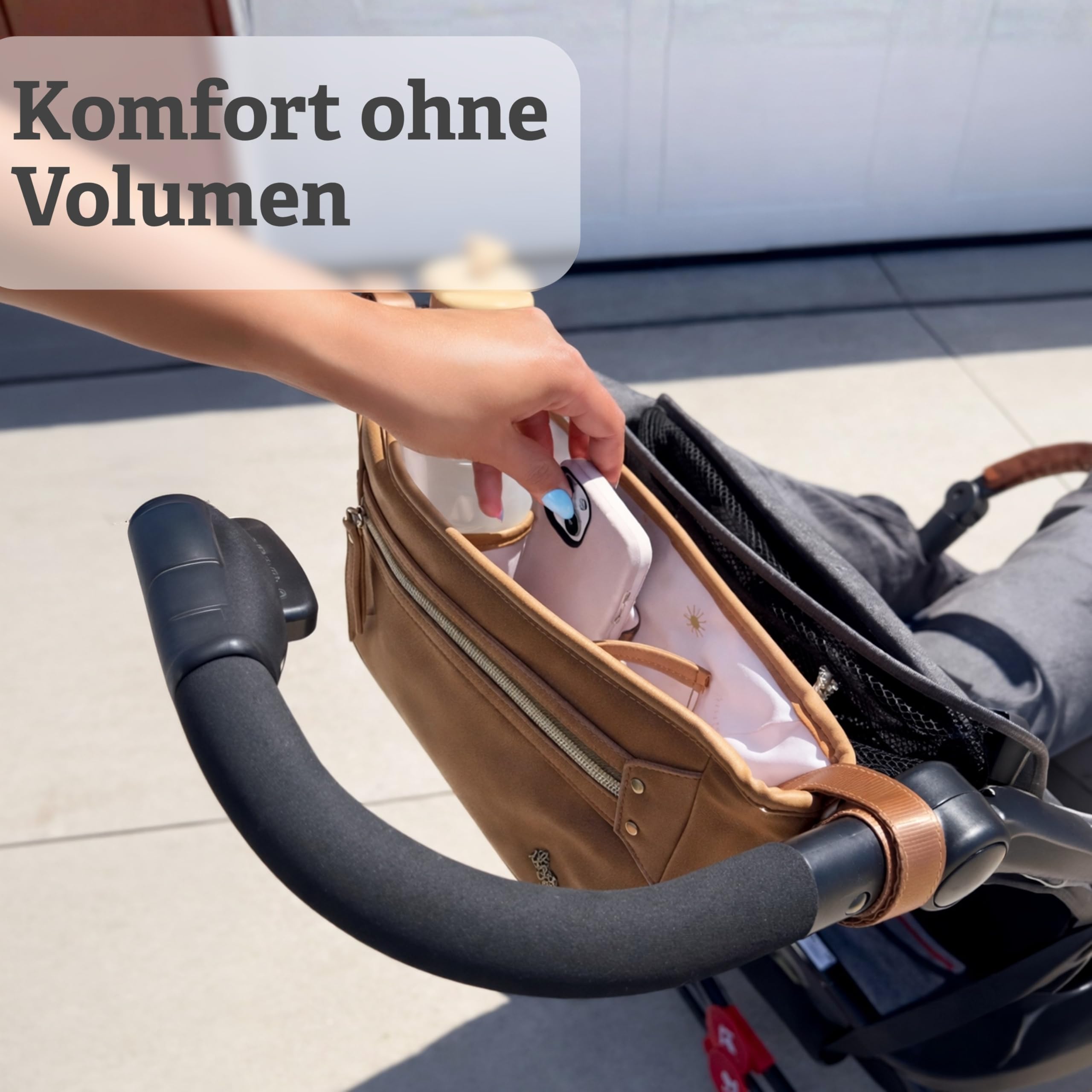 Itzy Ritzy Kinderwagen Organizer Tasche – Universal Kinderwagen Organizer mit Getränkehaltern – Stilvolle Buggy Tasche aus veganem Leder – Kinderwagen Zubehör für Eltern – Kaffee & Sahne