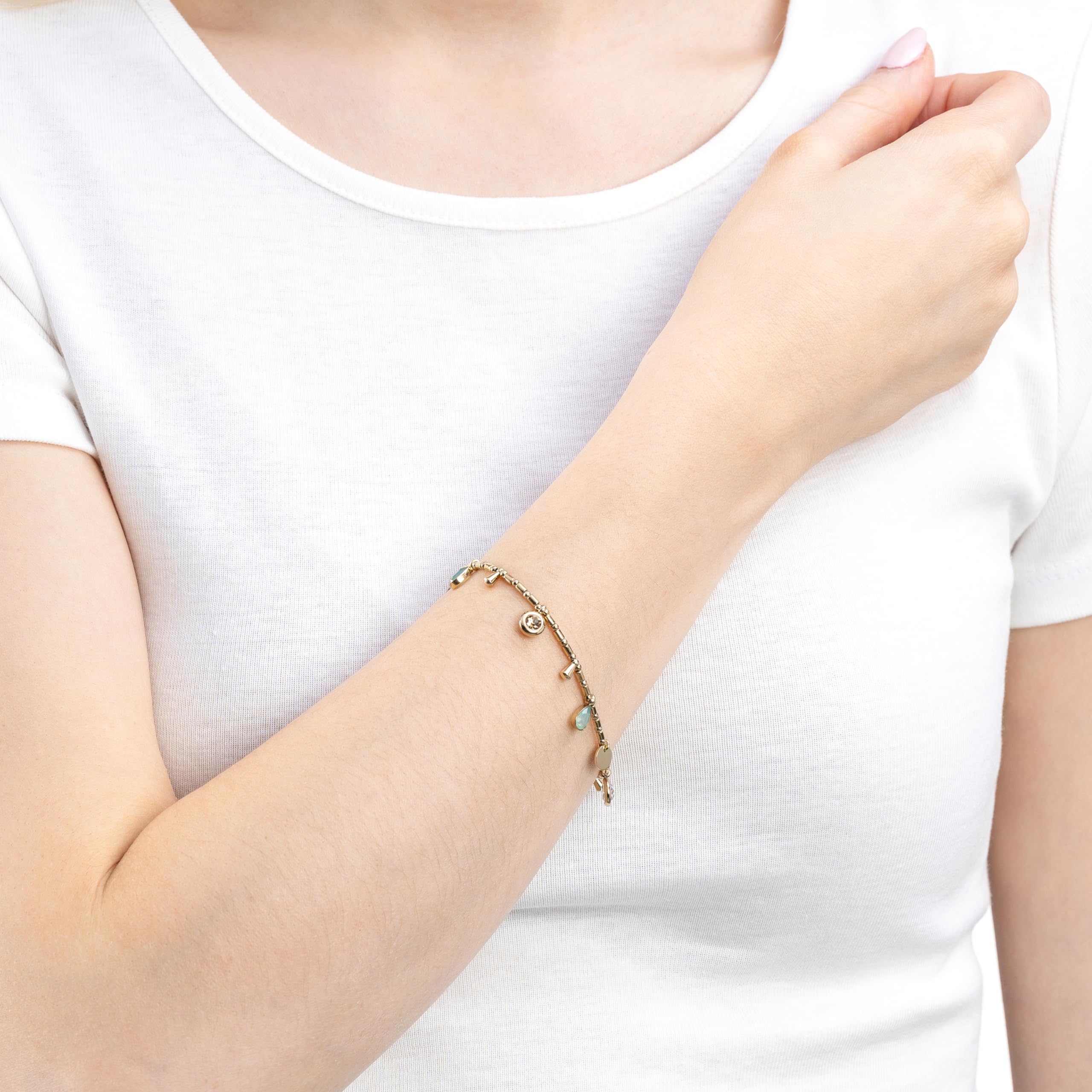 JEWELS BY LEONARDO Armband Ella • Arm-Schmuck aus goldfarbenem Edelstahl • Bettel-Armband-Look • Zylinder-Perlen mit eingehangenen Anhängern • 18-20 cm Länge • Damen Schmuck • 023544