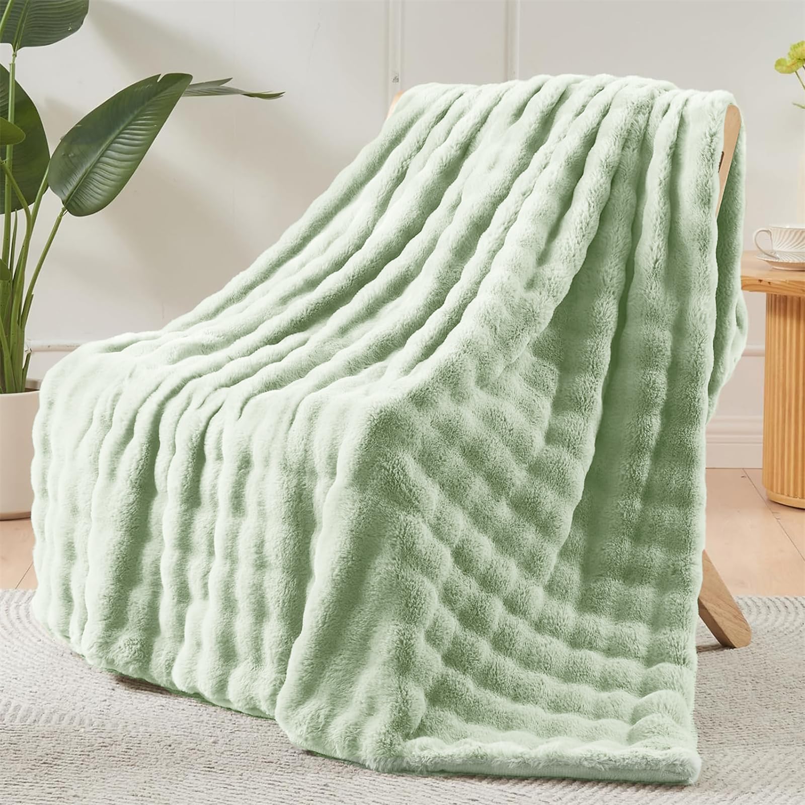 LINGKY Faux Rabbit Fur Throw Blanket, Reversible Fuzzy Warm Cozy Large Fluffy Blanket for Bed Sofa Couch Home Decor, 160x200cm, Green