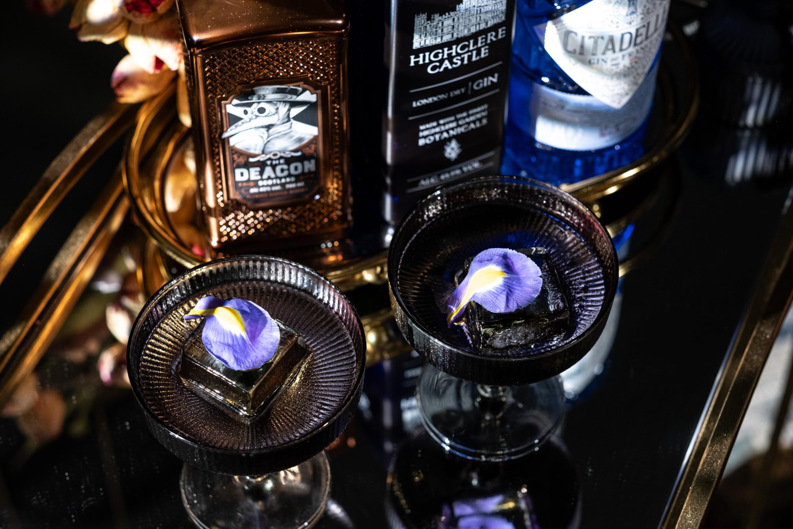GLASSIQUE CADEAU Vintage Art Deco Schwarze Gerippte Coupe Gläser | 4er Set | 200 ml Rauchige Cocktailgläser für Champagner, Espresso Martini, Daiquiri | Kristall Rauchgrau Champagnerschalen