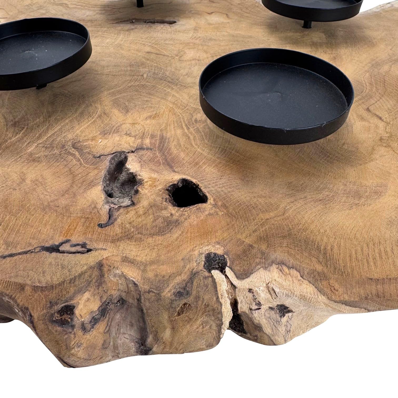 Adventskranz aus rustikalem Teakholz mit schwarzen Kerzenhaltern aus Metall für Stumpenkerzen - modern und natürlich für Ihre Weihnachtsdekoration