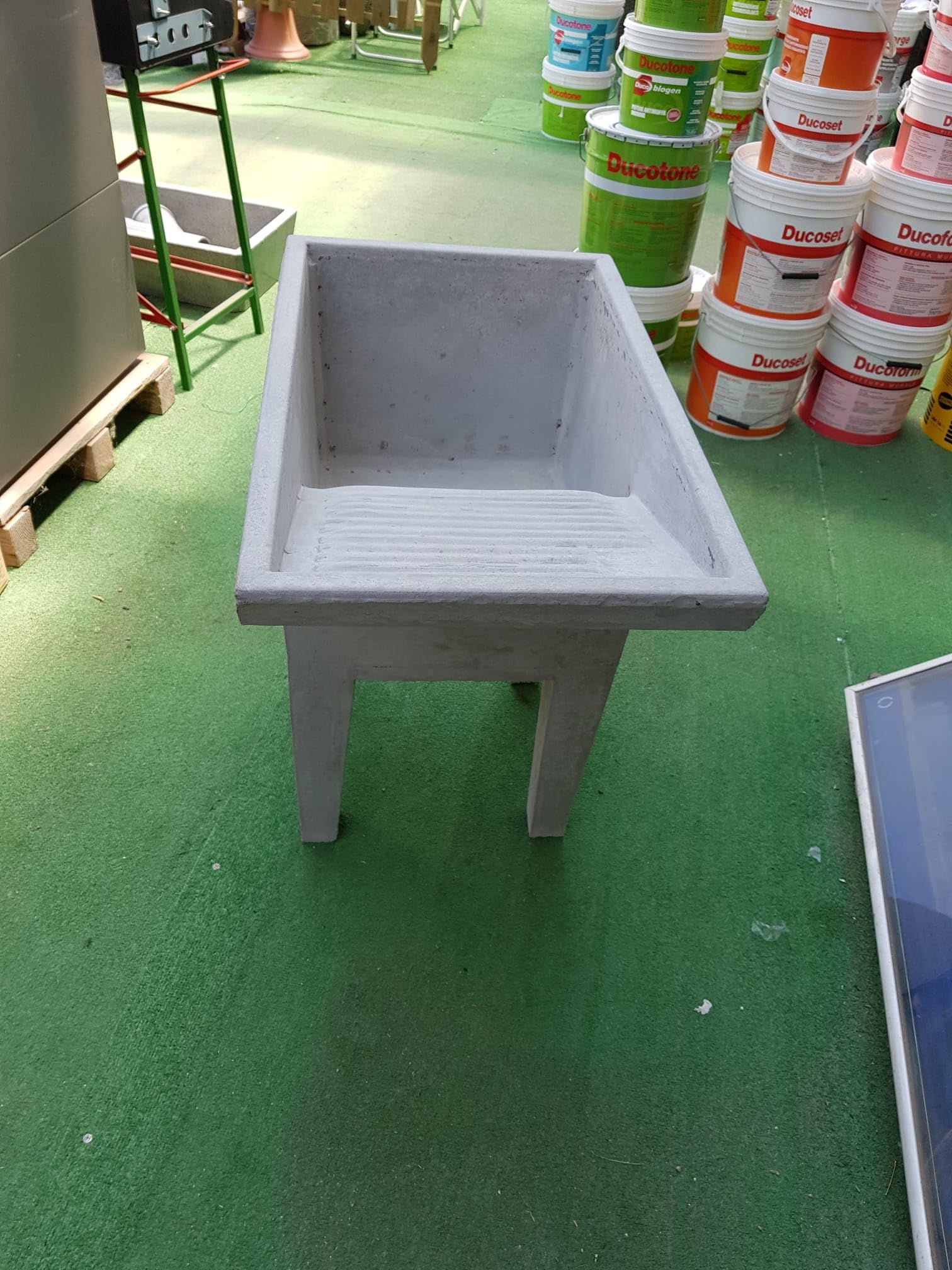 Pilozzo con lavadero para uso lavandería con patas de hormigón gris mide 73 x 43 x 74 cm