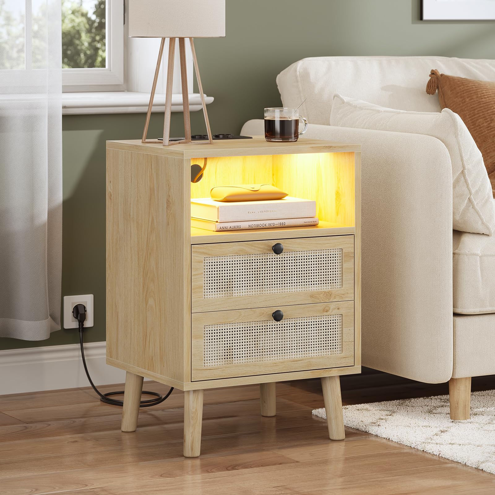 Lot de 2 Table de Chevet en Rotin avec Avec Lumières LED et Multiprise (2 Prises CA, 2 Ports USB) Tables d'appoint avec 2 Tiroirs et Compartiment,Bohème avec Pieds en Bois Massif,Tables de Nuit