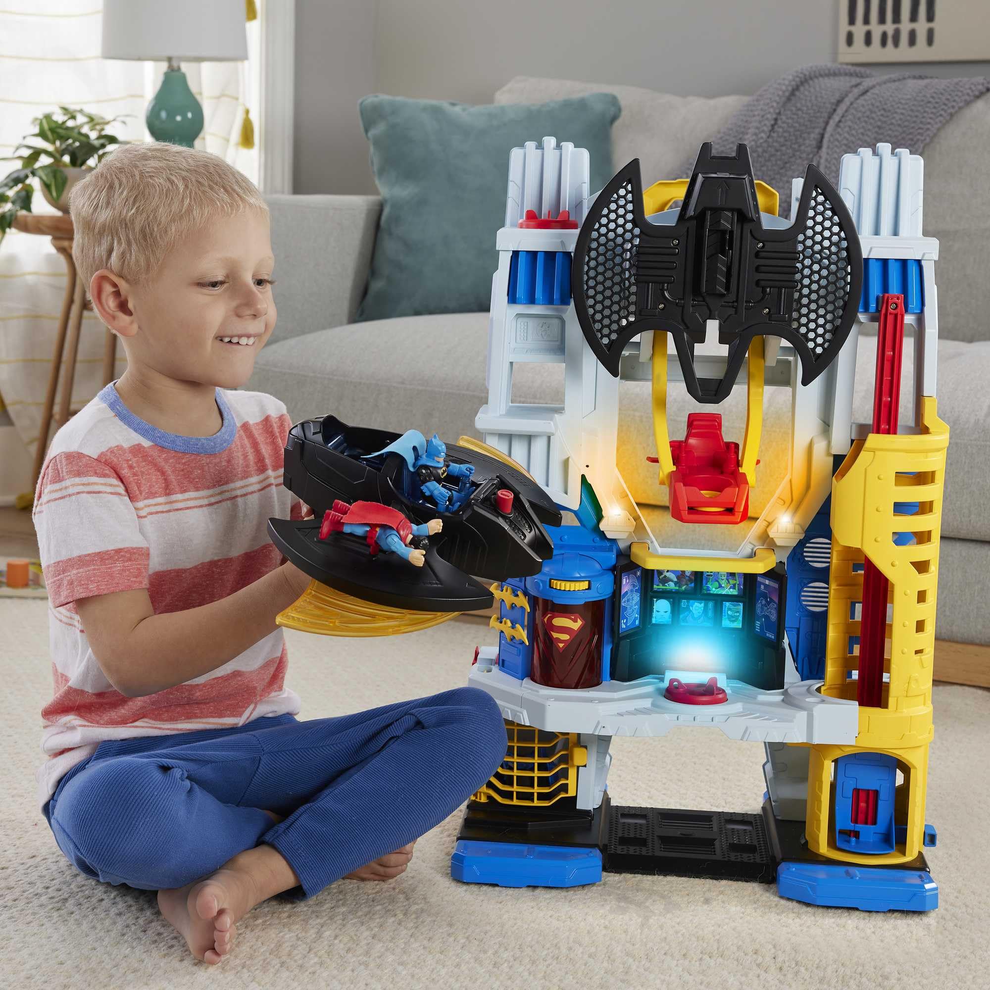Fisher-Price Imaginext DC Super Friends Kwatera główna Zestaw do zabawy (ok. 68,5 cm) ze światłami, dźwiękami i 10 elementami, zabawka dla dzieci w wieku od 3 lat, HNW08