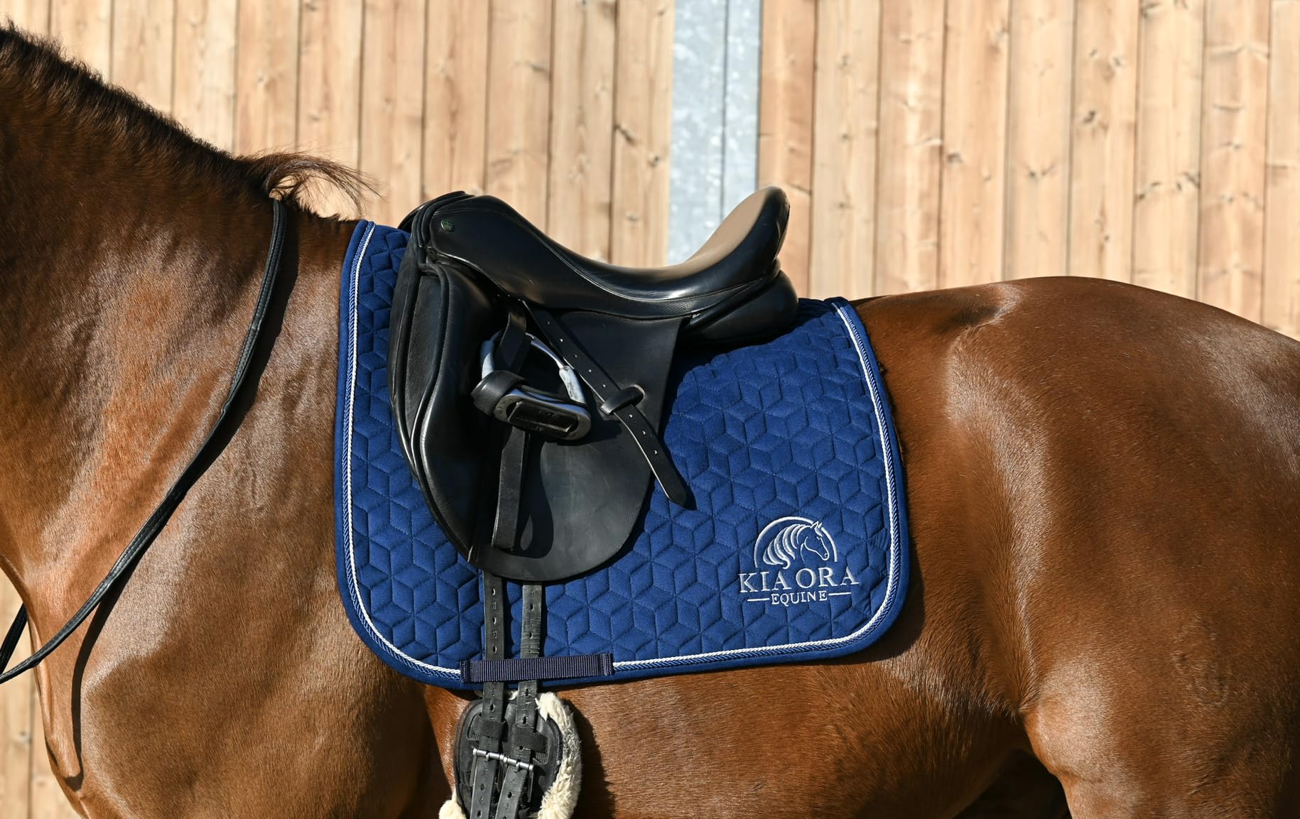 Dressur Schabracke Samt Klassik Velvet für Pferde Elegante atmungsaktive Dressurschabracke mit geometrischer 3D Steppung Navy Full