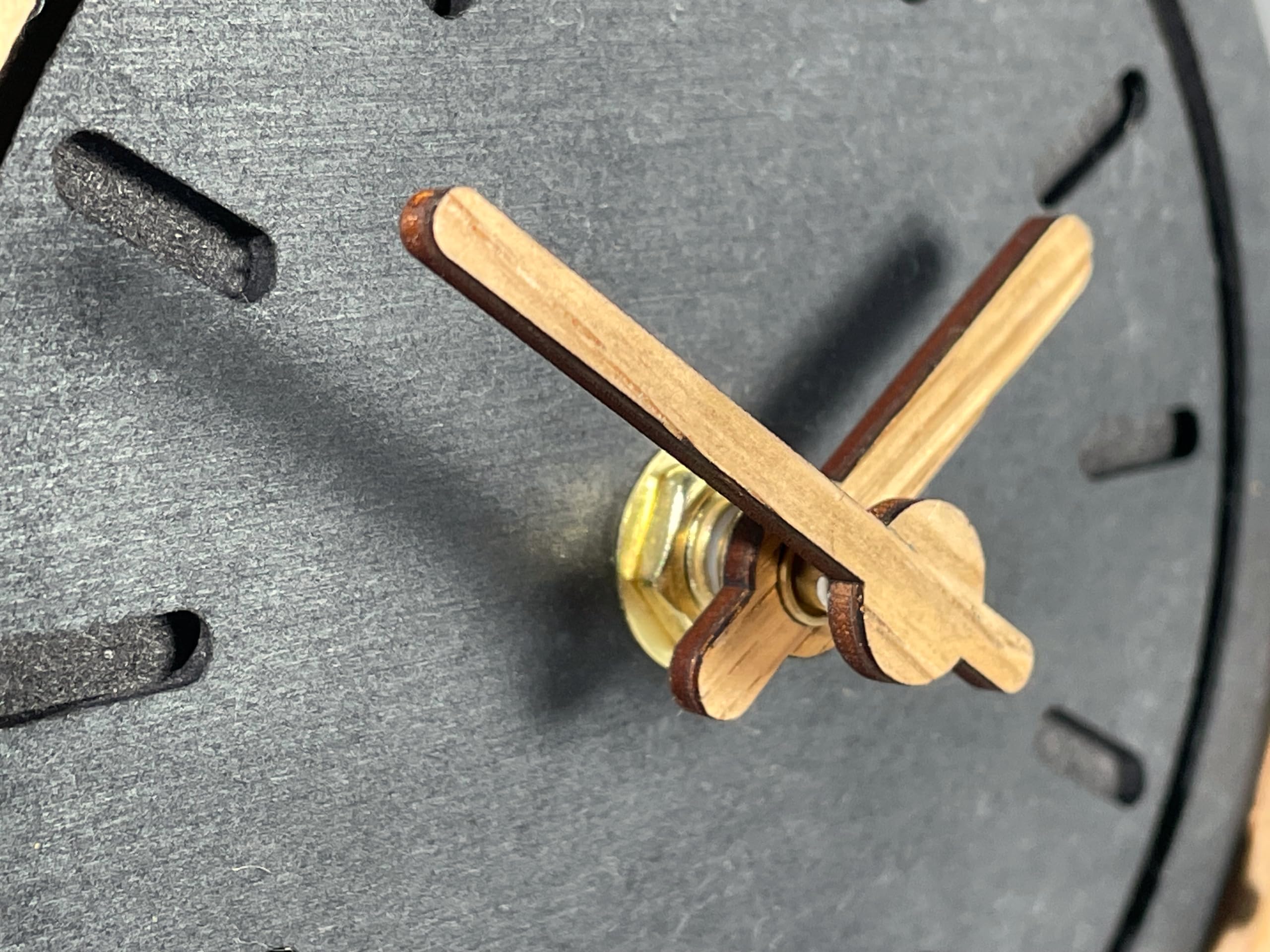 FLEXISTYLE Petite Horloge sur Pied Moderne en Bois de chêne pour Salon, Salle de Bain (Style 2)