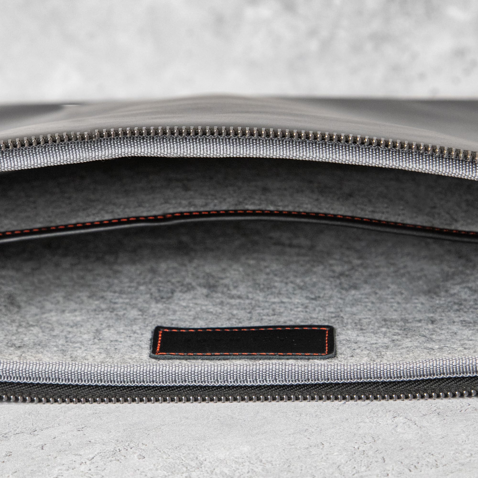 Casemade Funda de piel auténtica con cremallera para laptop, bolsillo interior y forro de lana, compatible con Apple MacBook, HP, Dell, Asus y Levovo (14 pulgadas, color negro)