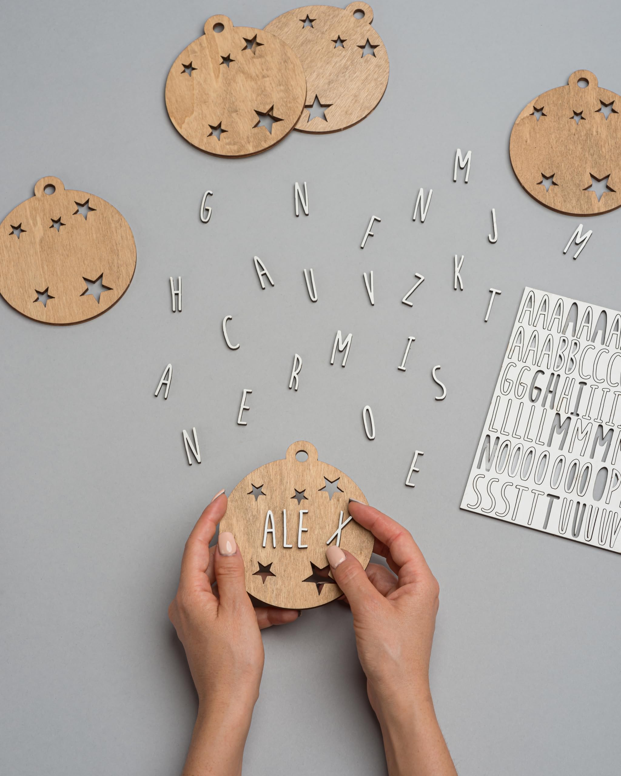 WONDEE Bolas Navidad Personalizadas, Pack 5 Bolas de Navidad para Personalizar con Nombre en Casa con la Familia (Incluye Kit Letras y Cuerda), Adornos Navideños Personalizados Originales, Ecológico