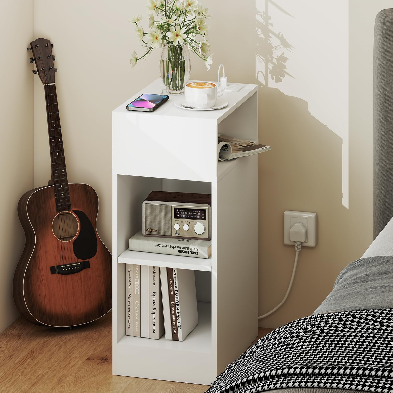 YOSHOOT Schmaler Nachttisch, Nachttisch aus Holz mit Ladestation, Dünner Tisch mit 3 offenen Regalen, platzsparende Beistelltische für Schlafzimmer, Wohnzimmer,25 * 35 * 61cm(Weiß)