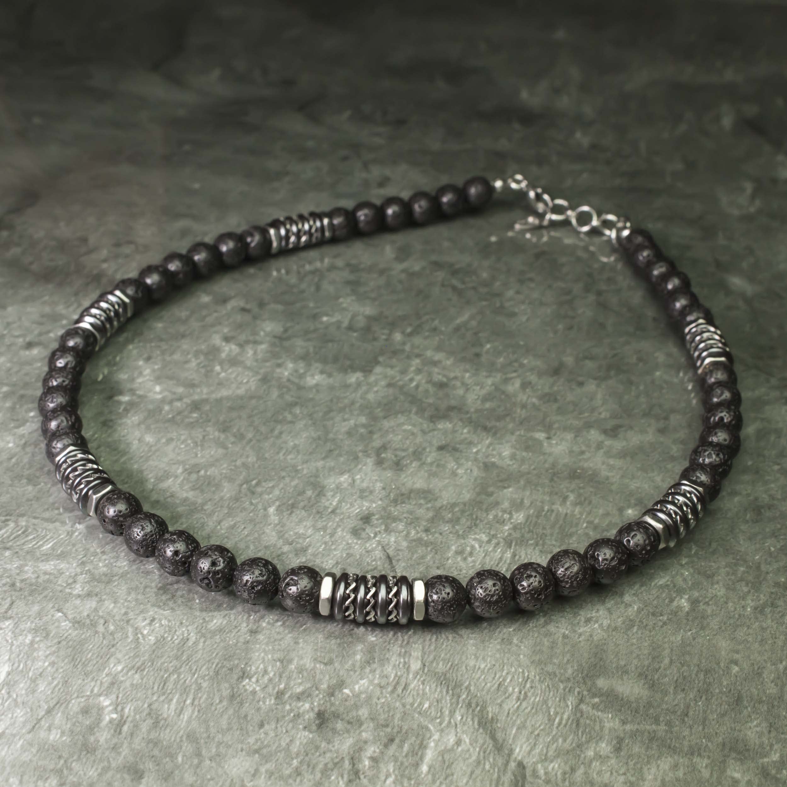 Collier Homme perles 8mm pierre naturelle Lave Volcanique noir rondelles Hématite métal INOX Style antique Fait main en France (40-45cm expédié Amazon)
