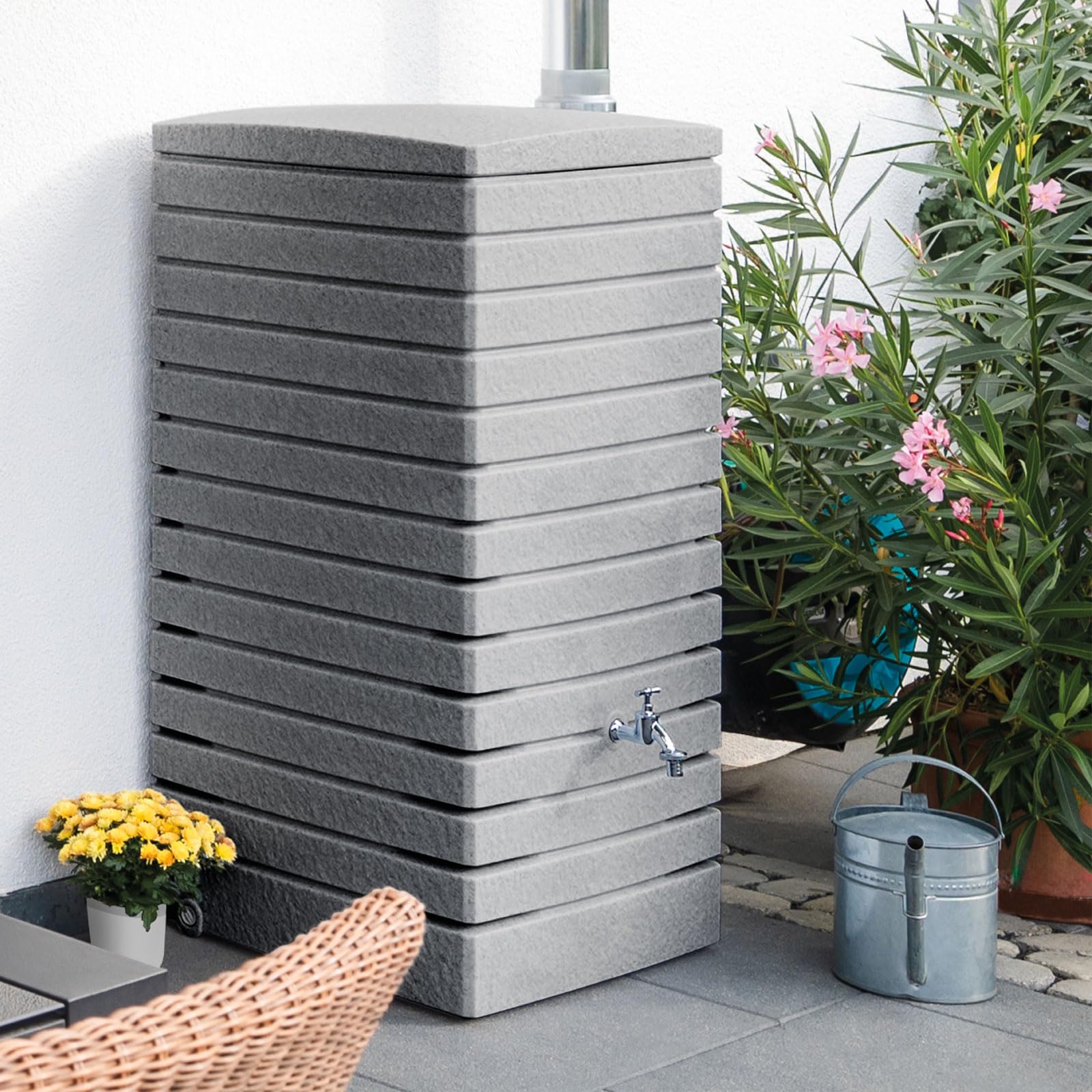 Regentonne eckig Regenwassertank Quadrum 320 Liter grau aus UV- und witterungsbeständigem Material. Regenfass BZW. Regenwassertonne mit kindersicherem Deckel und Messinganschlüssen