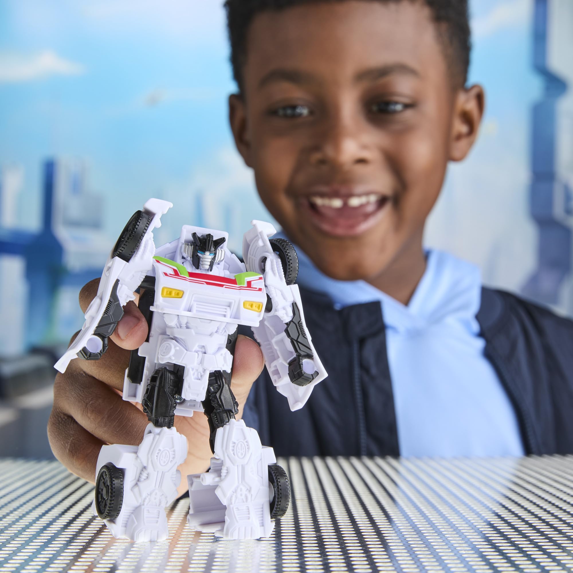 Transformers Hasbro Cyberworld, Wheeljack, Figura de Acción 2 en 1, Coche de Juguete para Niños y Niñas de 6 Años o Más, Color Blanco y Rojo, Diversión y Acción, Coleccionable, Idea Regalo