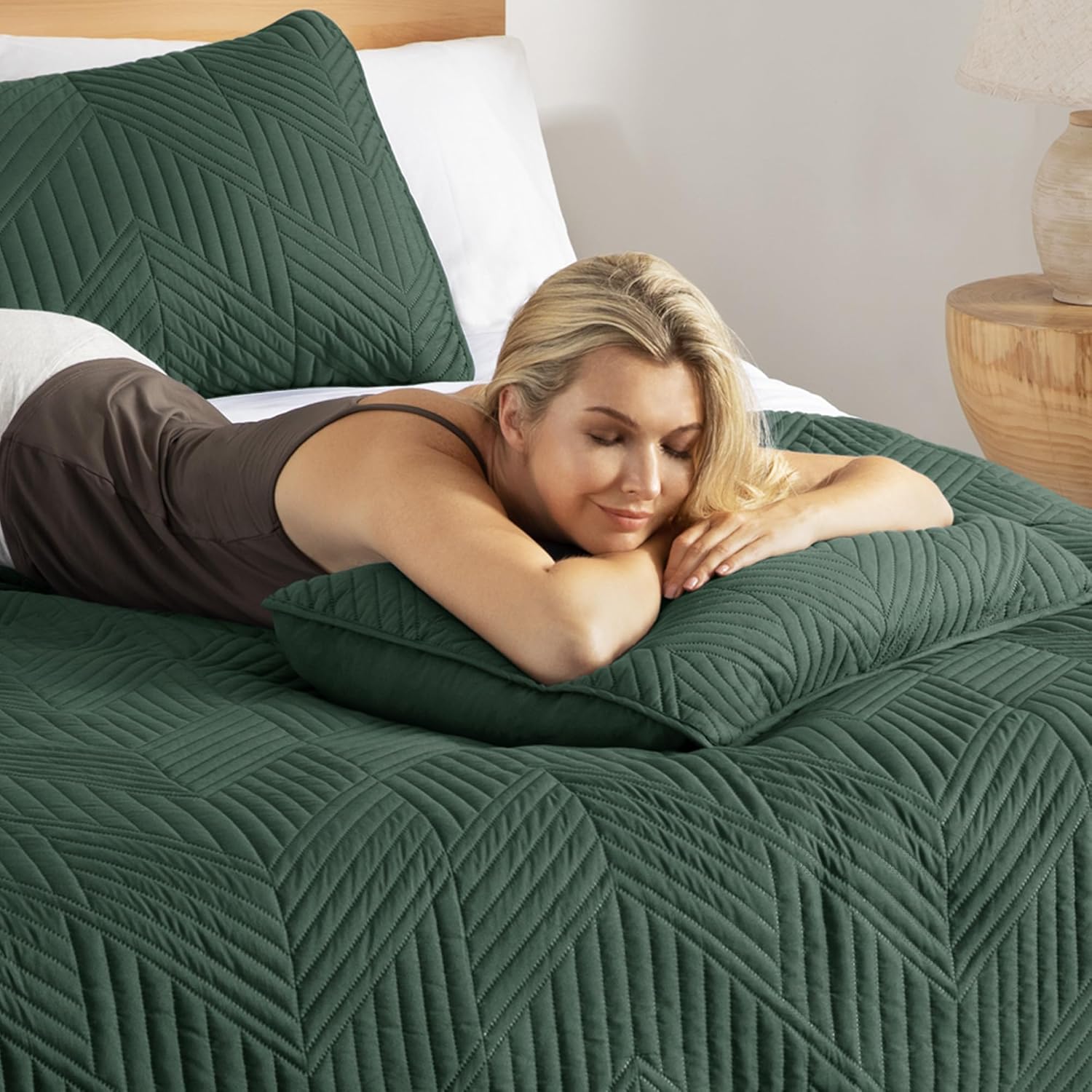 Exclusivo Mezcla Ultrasonic Full Queen Quilt Bedding Set, Lightweight Green Bedspreads Soft Modern Geometric Coverlet Set for All Seasons (1 Quilt and 2 Pillow Shams) - Image 4