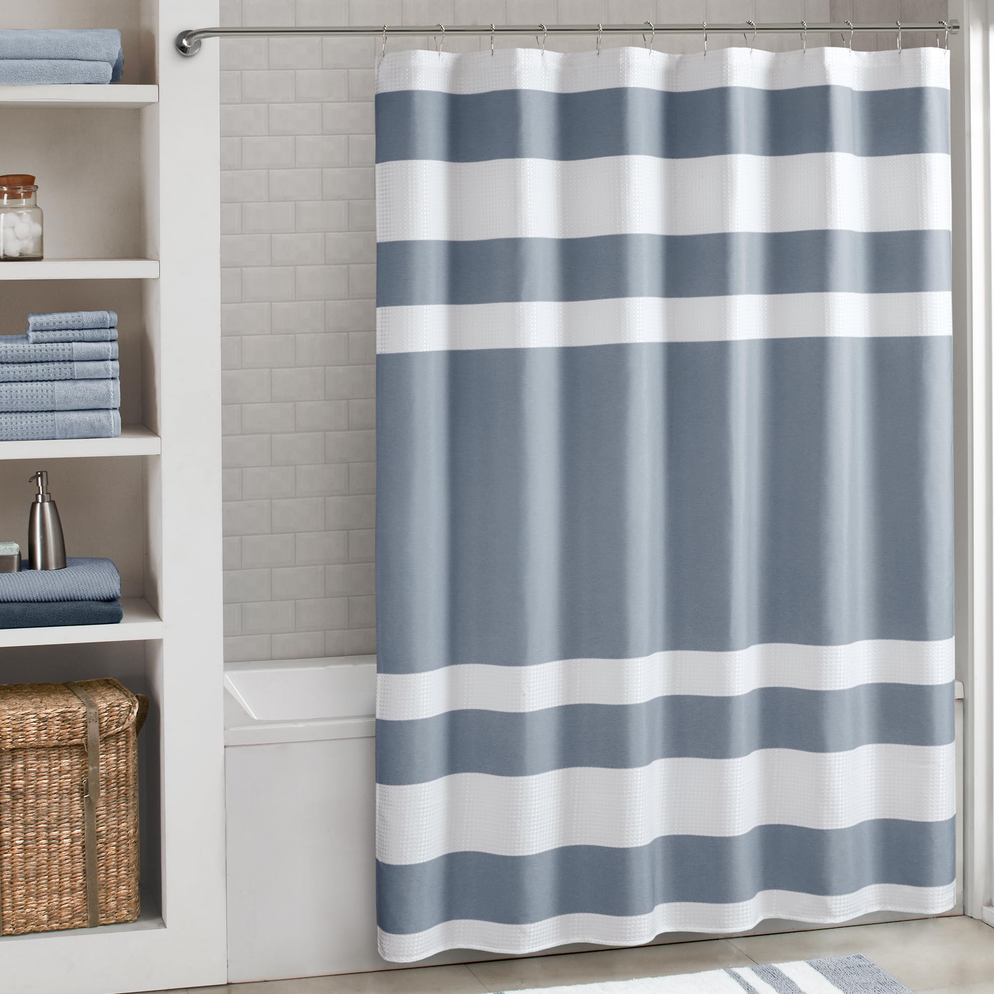 Rideau de douche extra long bleu indigo pour une salle de bain moderne style spa