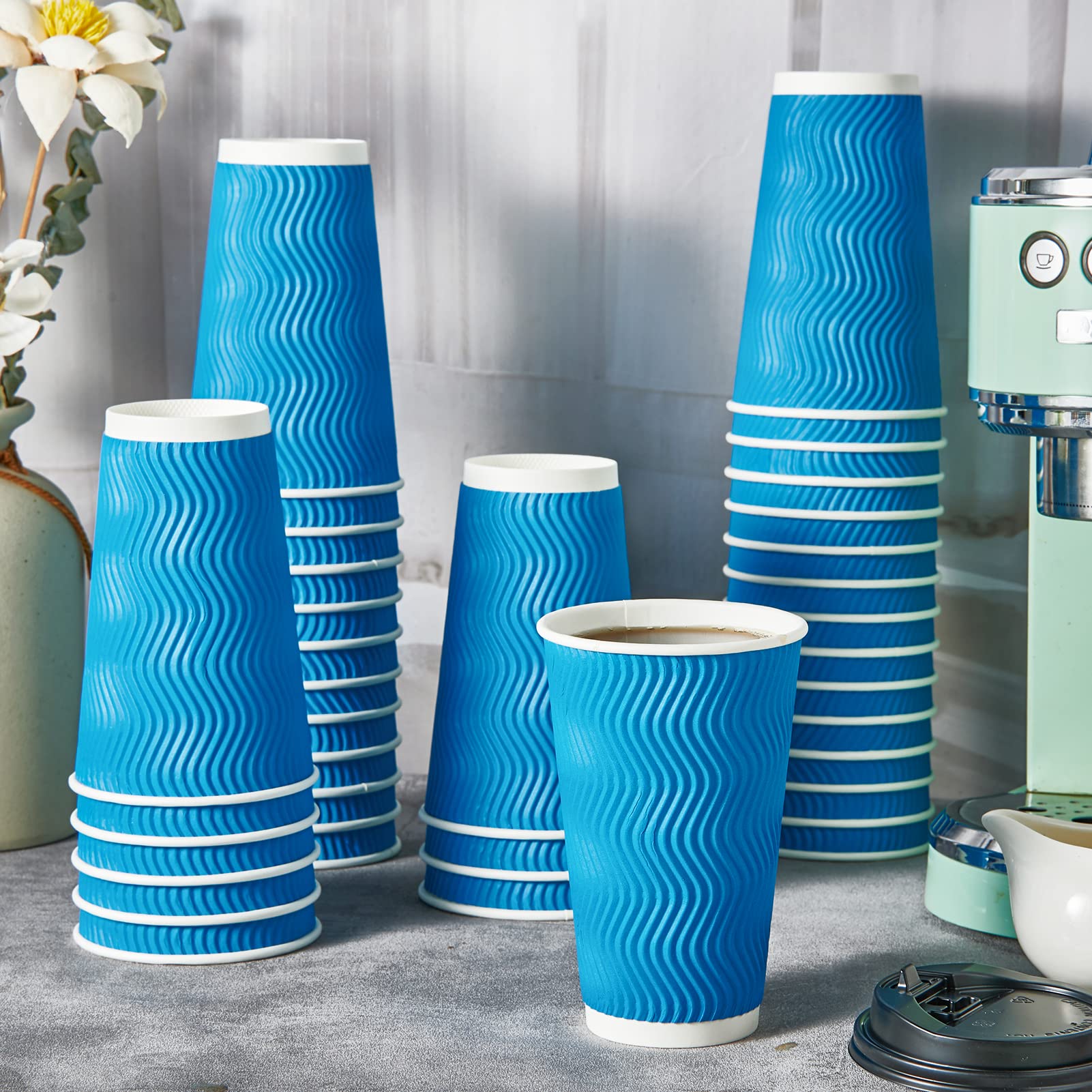 Paquete de 80 tazas de café corrugado aisladas desechables de 16 onzas con tapa y pajita, tazas de café caliente para el hogar, tienda y cafetería.