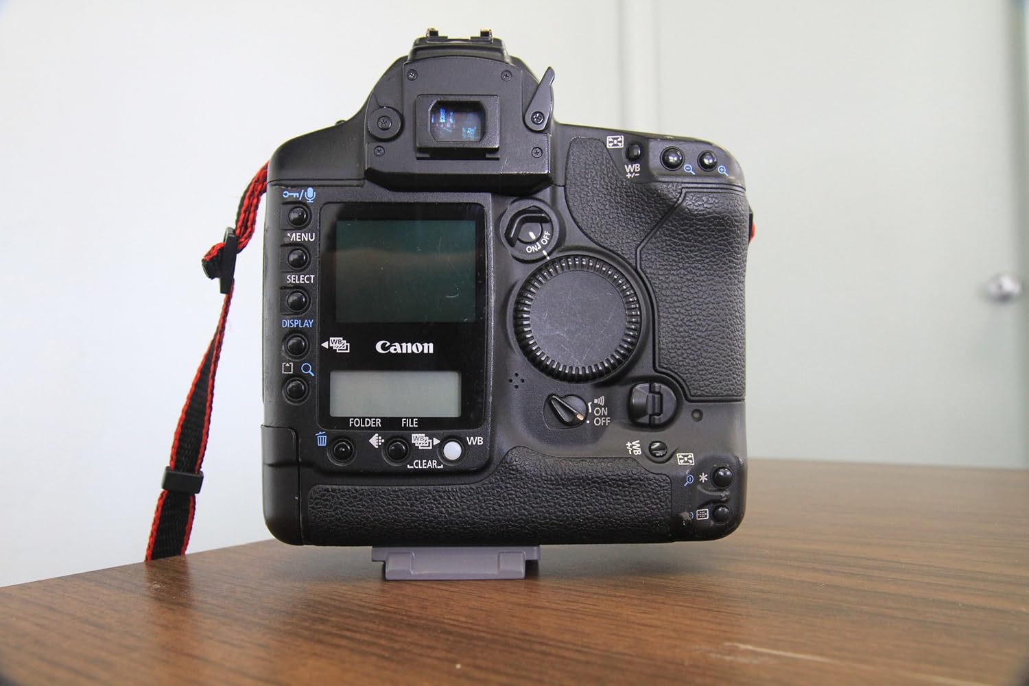 Canon EOS-1D Mark II 8.2MP Digital SLR Camera (Body Only)