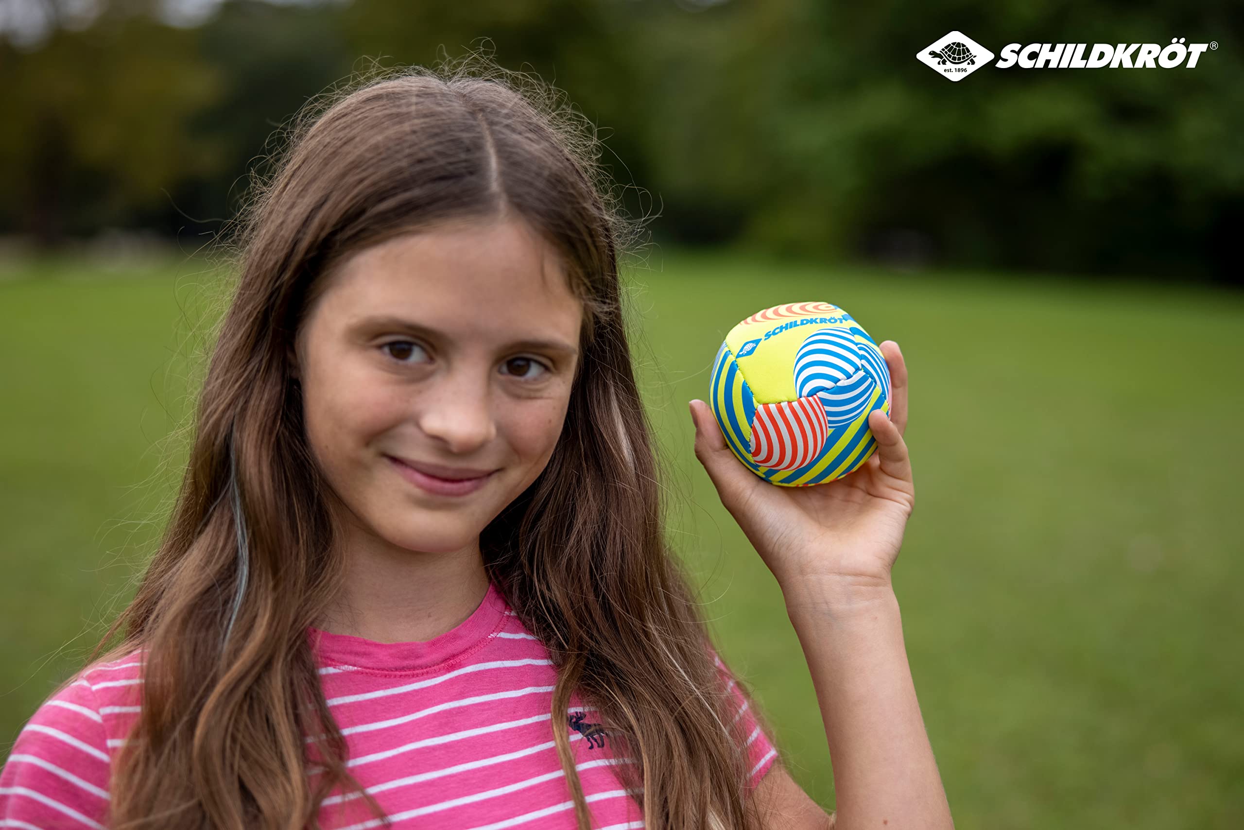 Schildkröt® Zestaw mini piłek, zestaw składający się z 1 siatkówki i 1 futbolu amerykańskiego, Ø 9 cm, poręczny i odporny na słoną wodę, idealny na plażę i wodę, 970347, żółty flamingo, 970347
