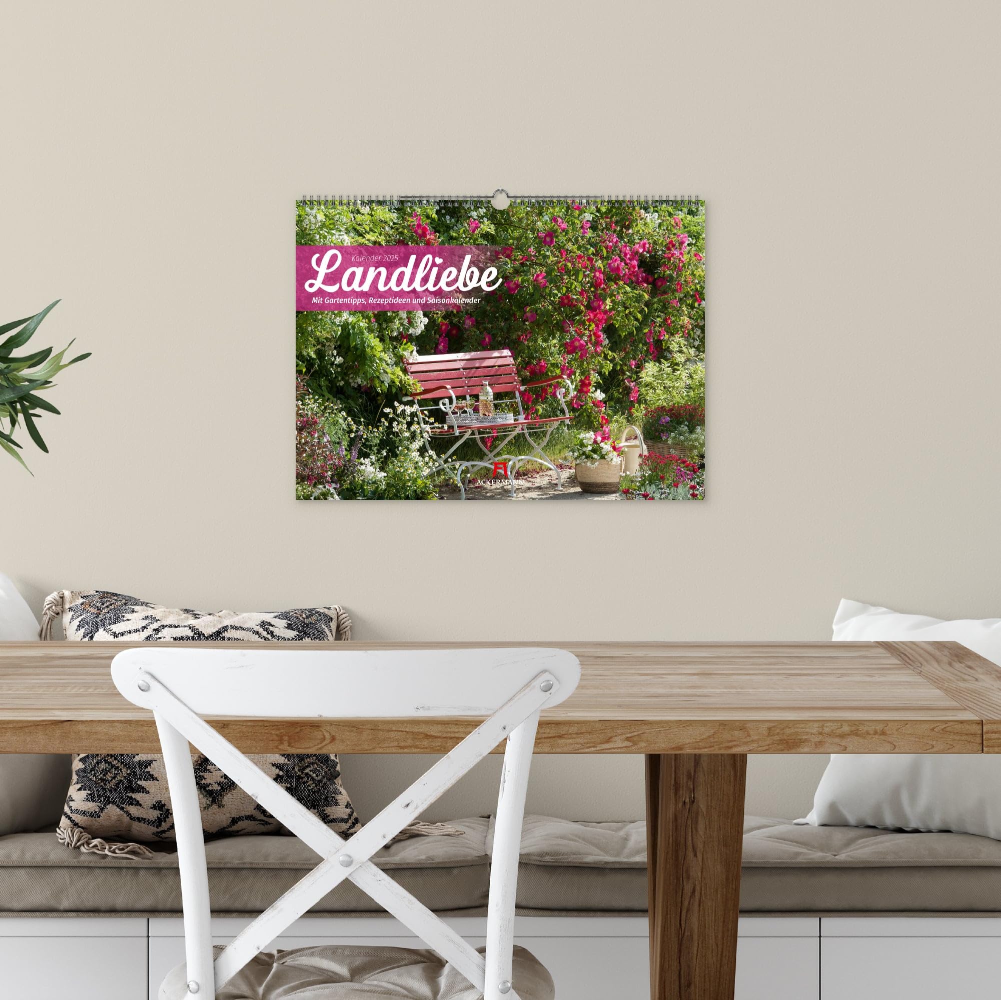 Landliebe Kalender 2025, Wandkalender im Querformat (45x33 cm) - Gartenkalender / Landleben mit Tipps zu Garten und Küche sowie Saisonkalender