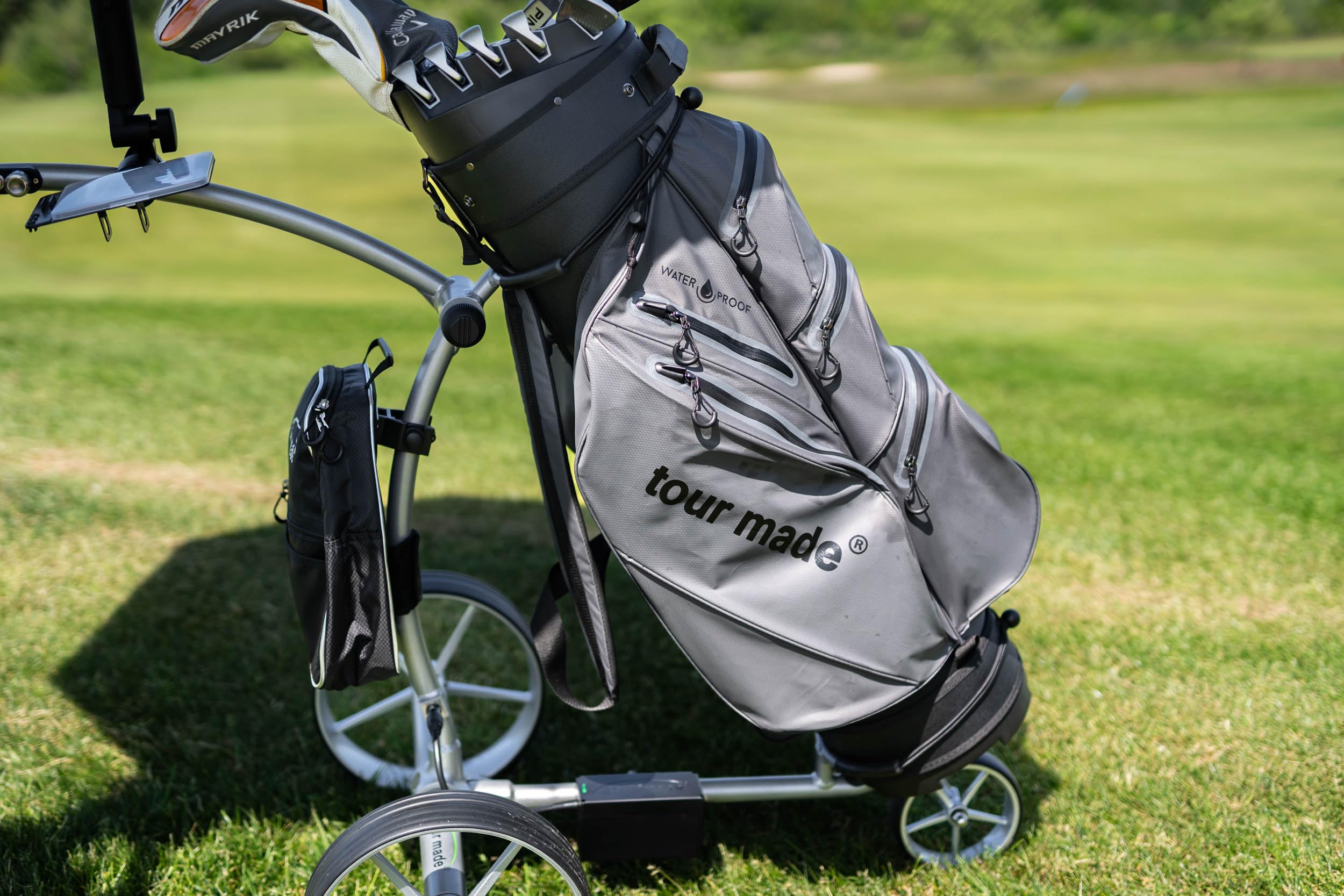tour made Caddy Cooler I Kühl- und Accessoiretasche für Elektro- & Push Golftrolleys I Auch für Haicaddy-Trolleys und andere Marken mit ähnlichem Rahmen