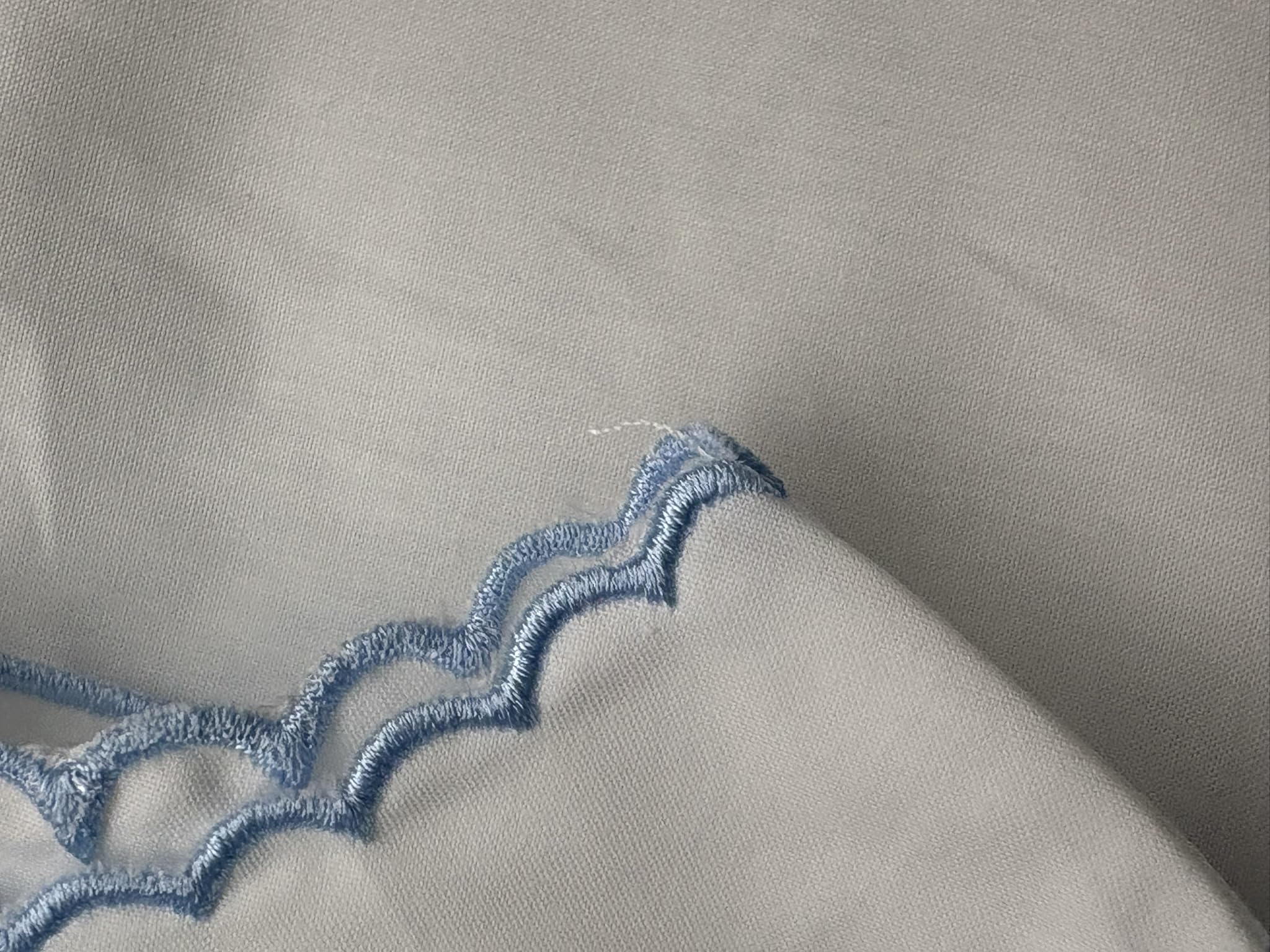 Kit Buona Fortuna Neonato Made in Italy 2 Pezzi, Camicina della Fortuna e Bavaglino 100% Cotone Percalle, Ricamo Elegante, Idea Regalo Corredino Nascita Se Camicino e Bavetta