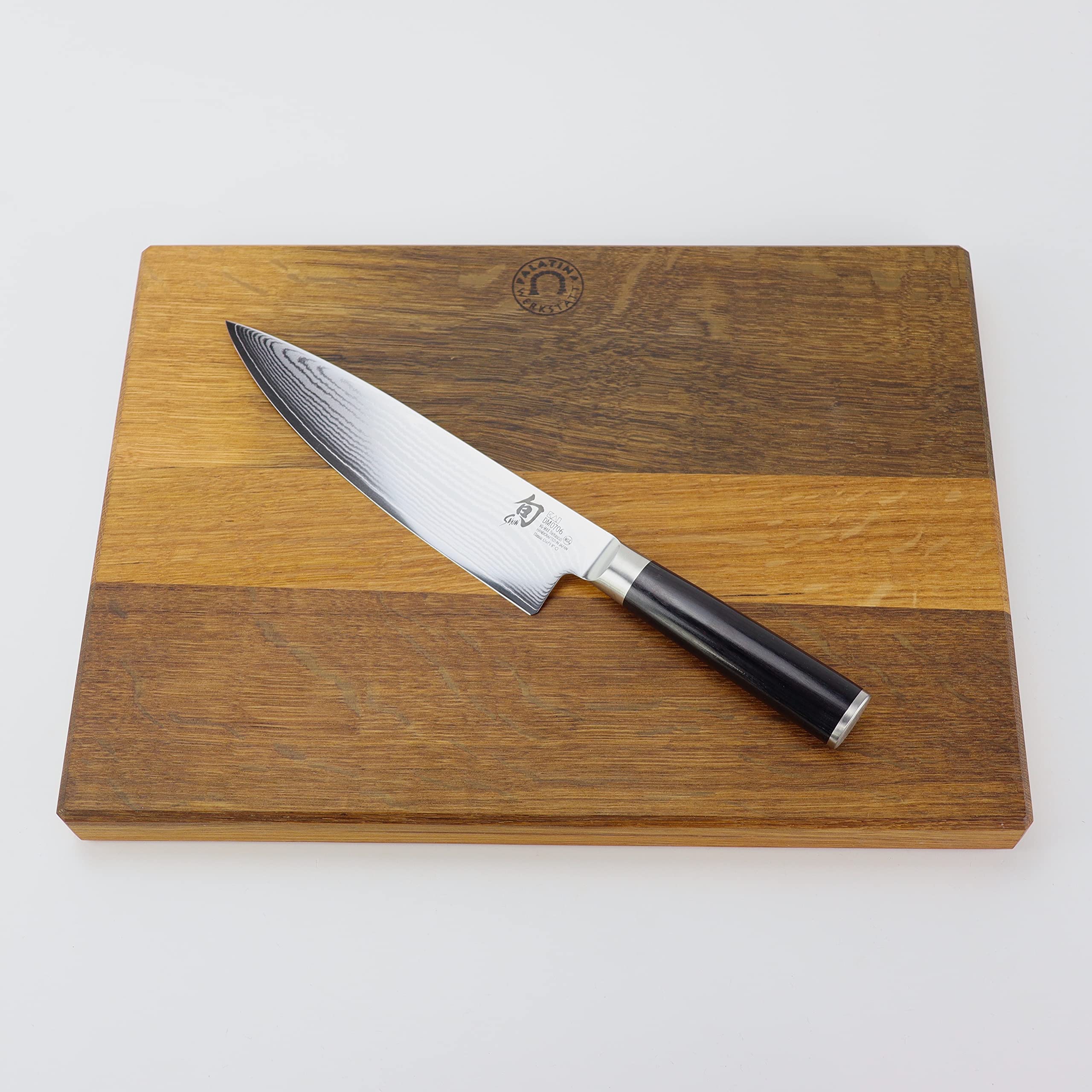 Kai Shun Classic DM-0706 - Juego de cuchillos de cocina hoja de 20 cm de acero de Damasco, cuchillo japonés ultra afilado, tabla de cortar XXL de madera de roble de 40 x 30 cm)