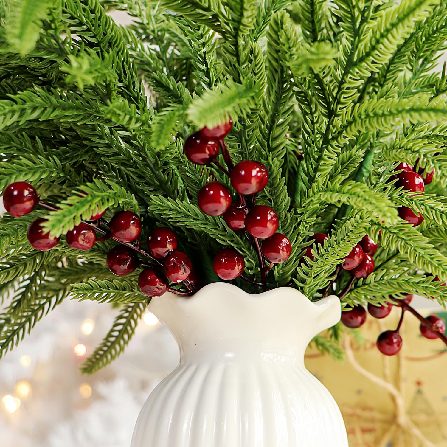 Norfolk Tannenzweige, rote Beerenstiele, 43,2 cm, künstliche Weihnachtsgrünspieße, künstliche Tannennadeln mit Stechpalmenbeeren für Weihnachtsbaumfüller, Dekorationen, Festival, Urlaub, Vase,