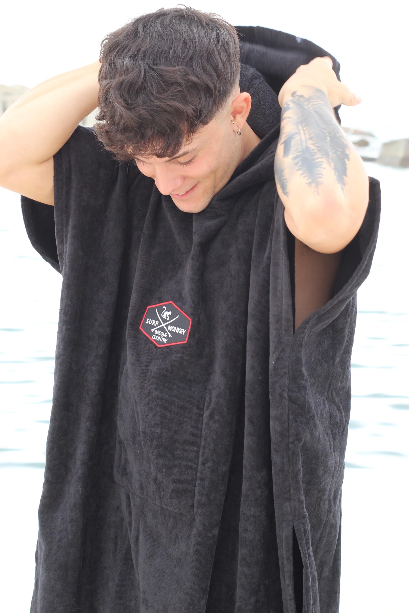 Surf Monkey Poncho Surftuch mit Kapuze und Innentasche - Bio-Baumwolle (Schwarz, L/XL)