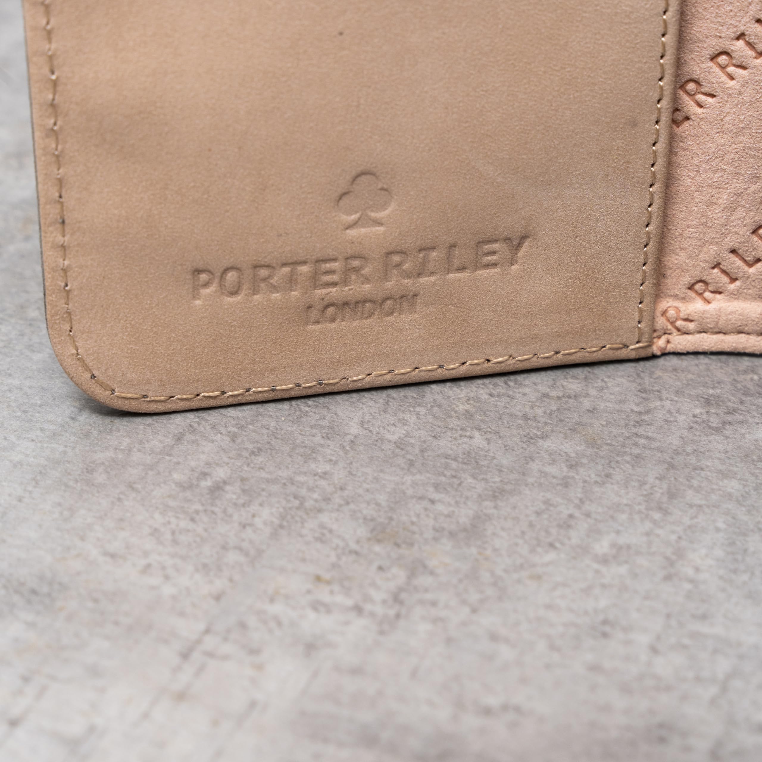 PORTER RILEY – Etui skórzane kompatybilne z iPhone'em 17. Etui/podstawka/portfel/etui składane premium z prawdziwej skóry z przegródkami na karty i poziomą podstawką (szary i różowy)