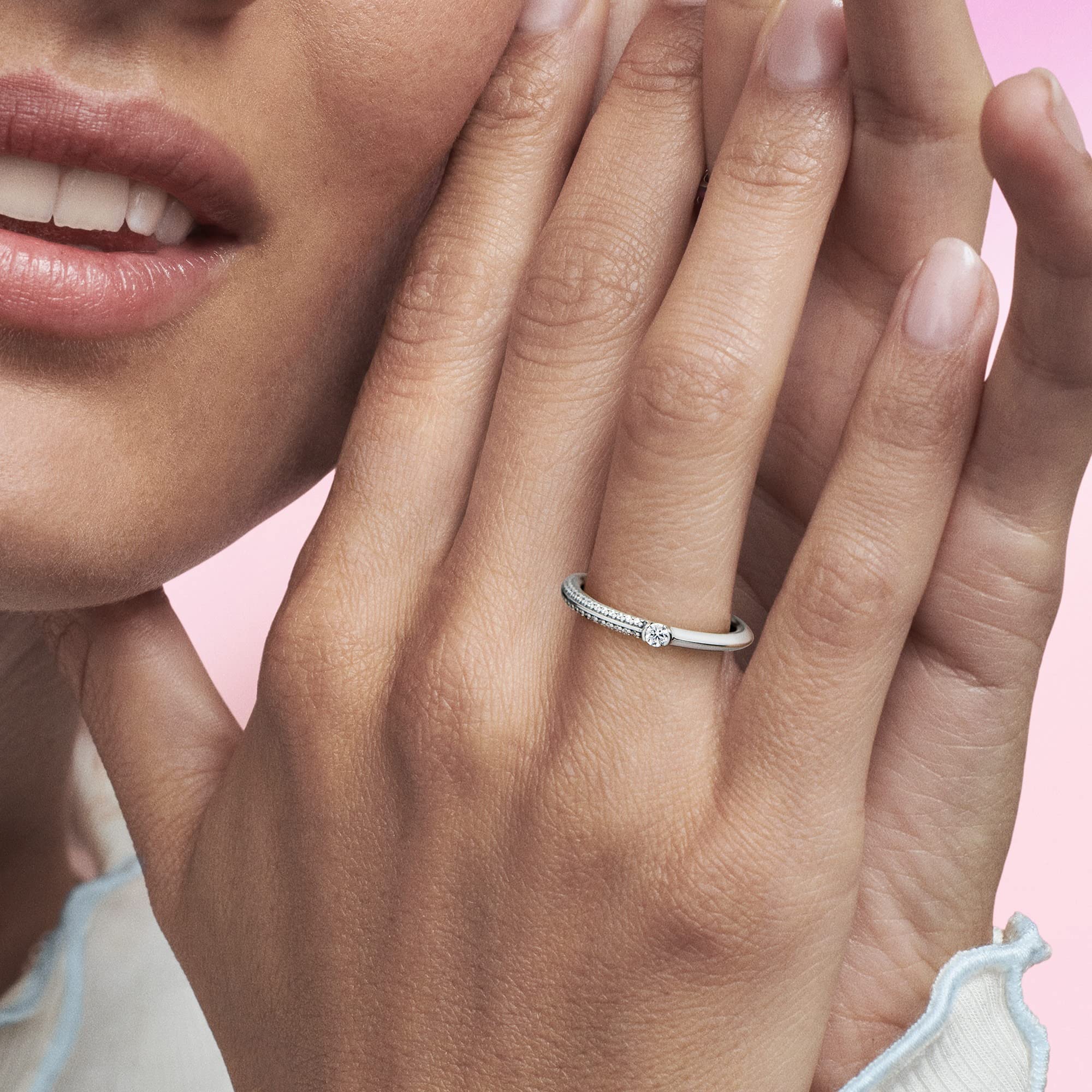 PANDORA ME Anillo de plata de ley con engaste pavé y blanco con esmalte blanco y circonitas cúbicas transparentes