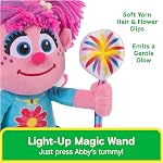 Peluche GUND Abby Cadabby de Sesame Street avec baguette LED, poupée pour tout-petit avec veilleuse, jouet sensoriel, animal en peluche Sesame Street pour les enfants à partir de 1 an, 13 po | Baguette magique lumineuse activée par pression enseigne la cause et l'effet, encourage la découverte tactile et l'imagination