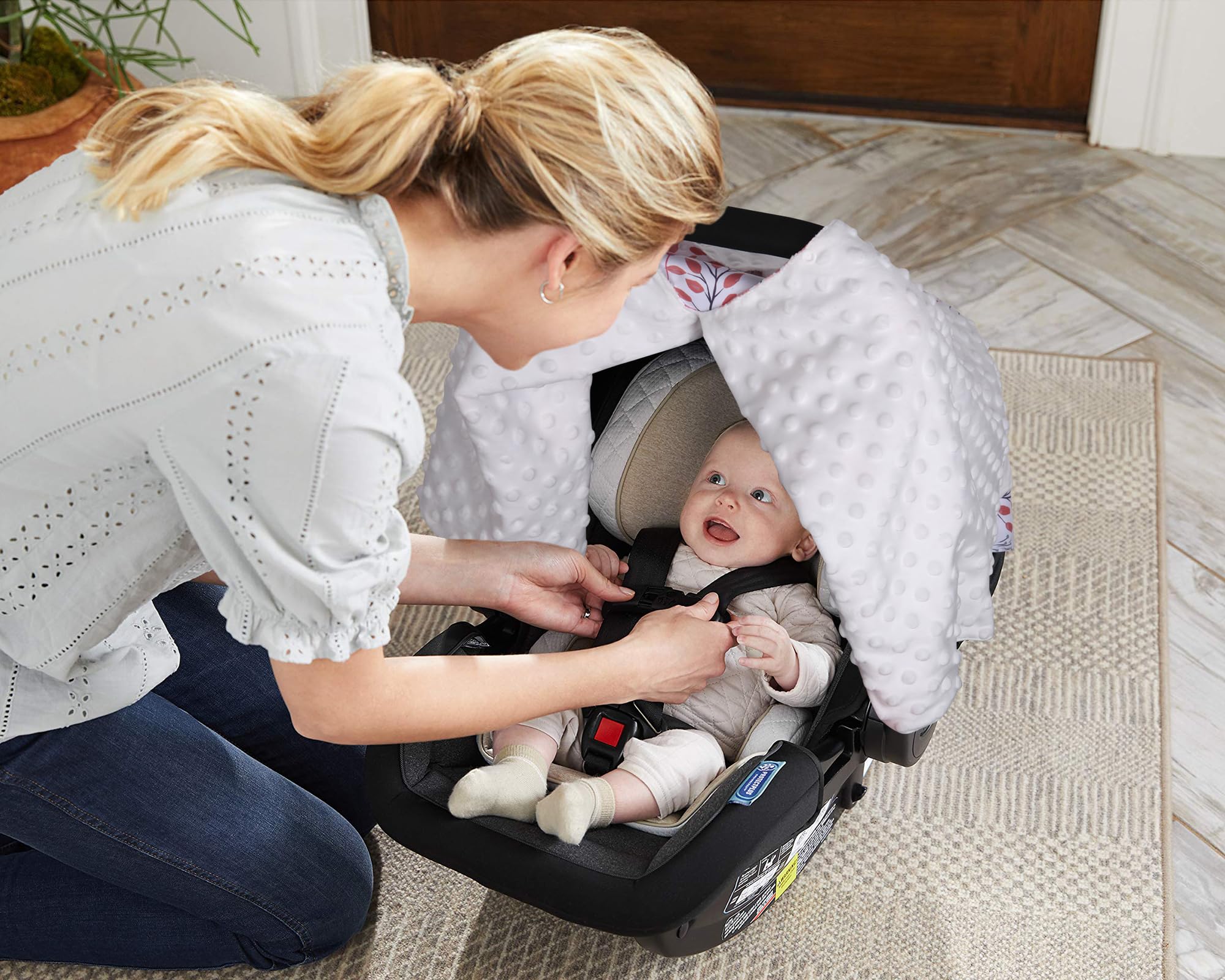 Rquite Funda de asiento de coche para bebé, fundas de asiento de coche para bebé, niña y niño, funda de asiento de coche infantil de flores rosas, toldo transpirable de apertura Peekaboo, cubierta de