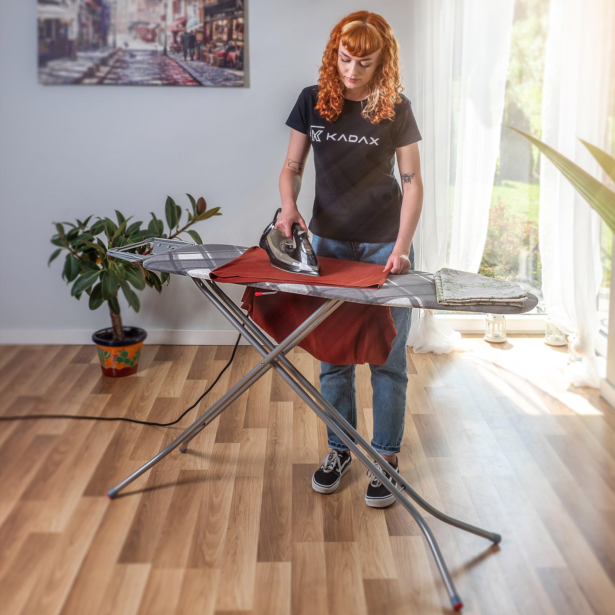 KADAX großes Bügelbrett 120x38cm - Stabiler Bügeltisch für Dampfbügelstation, klappbar, höhenverstellbar, mit Metallgitter, mit hitzebeständiger Bügeleisenablage
