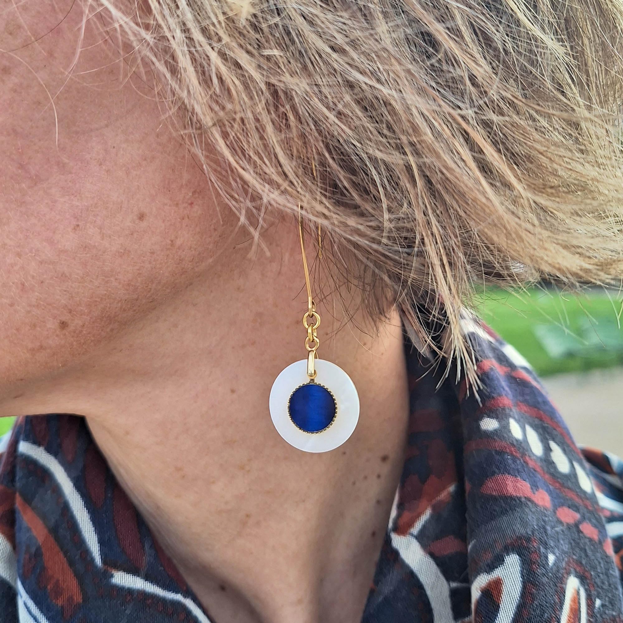 Orecchini in madreperla resina ottone oro 24 carati blu bianco