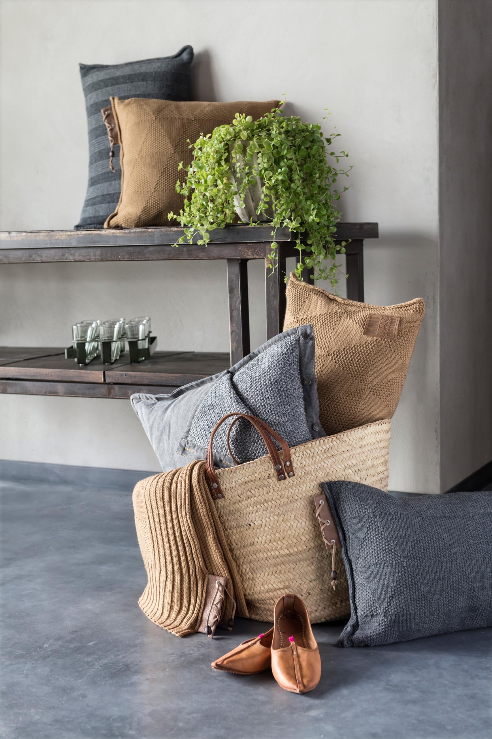 KNIT FACTORY - Jesse Rechteckiges Zierkissen - Anthrazit - 60x40 cm | Sofakissen mit Füllung und Bezug - Couchkissen - Zierkissen - Gestrickter Dekokissen - Zeitloses Design