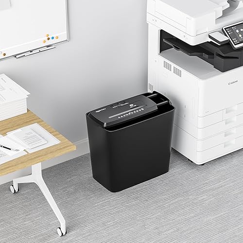 Miniatura 8 de Amazon Basics Trituradora de papel cortado en tiras de 8 hojas, CD y tarjetas de crédito con apagado automático, diseño compacto, portátil, sin