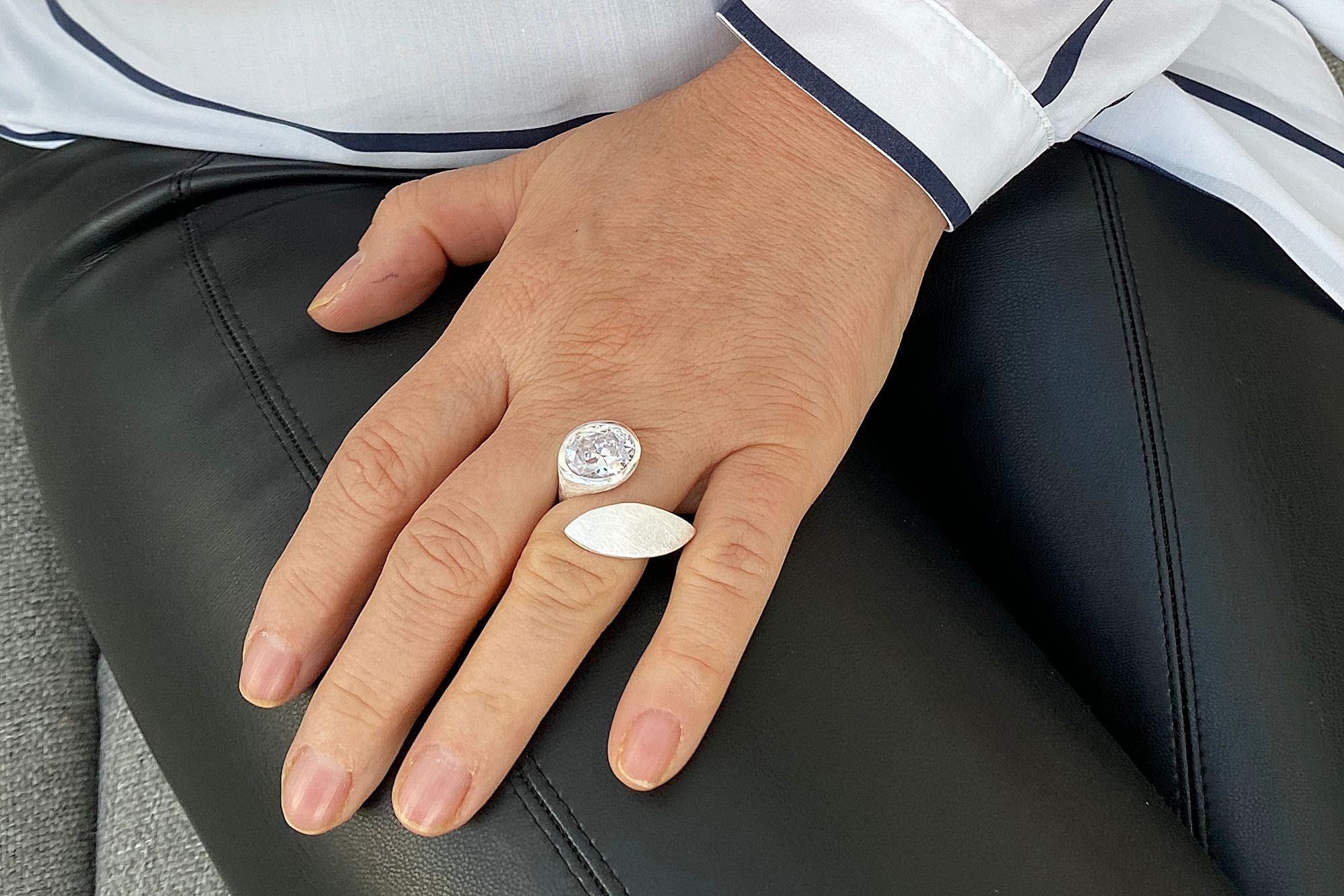 SILBERMOOS Damen Ring mit Zirkonia Diamantschliff Design Motiv Ring breit offen strahlend Sterling Silber 925