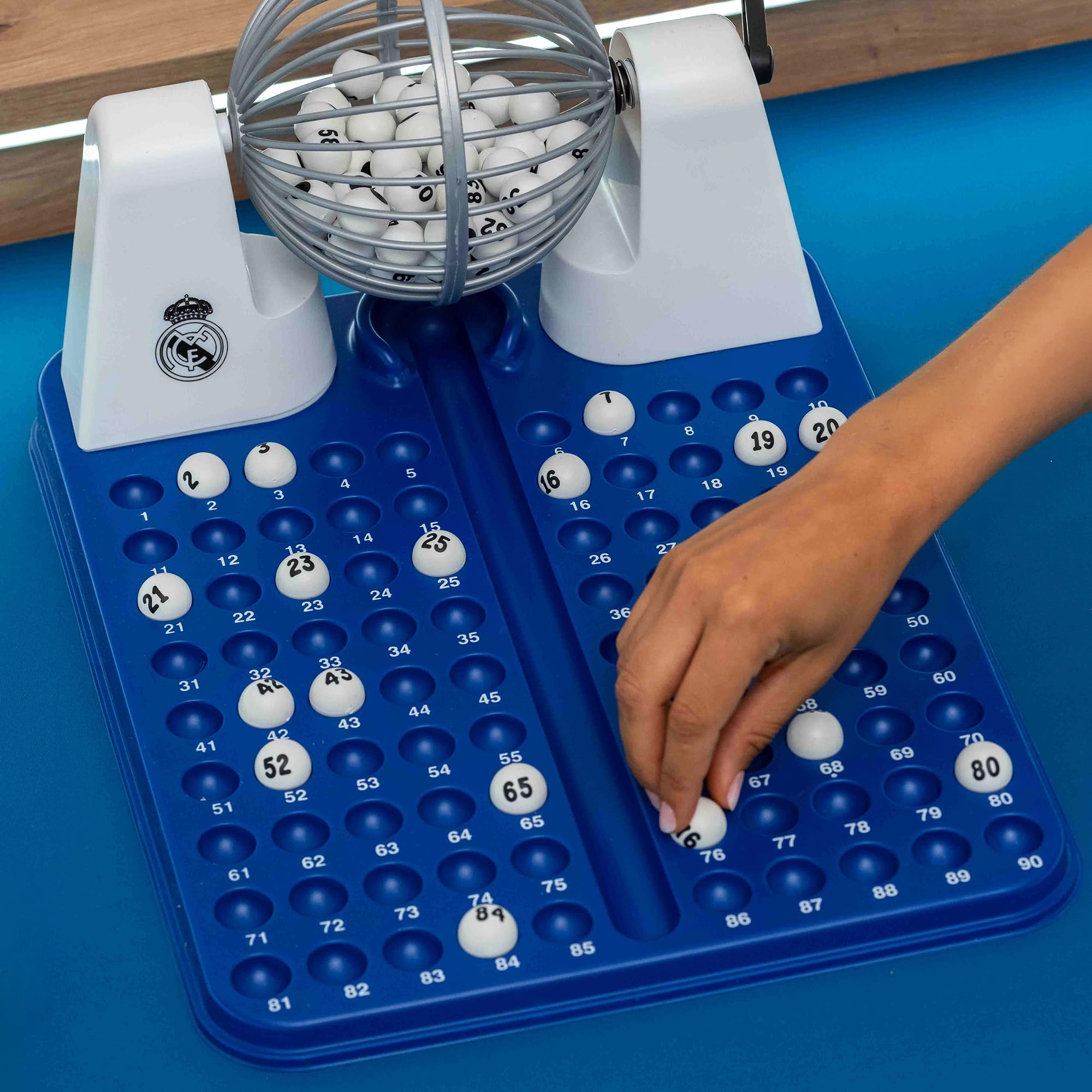 Falomir - Bingo XXL Premium Real Madrid – Juego de Bingo Familiar con Bombo Automático | Producto Oficial Real Madrid | 90 Bolas Imborrables y 72 Cartones Reutilizables | +8 Años | Regalo Real Madrid
