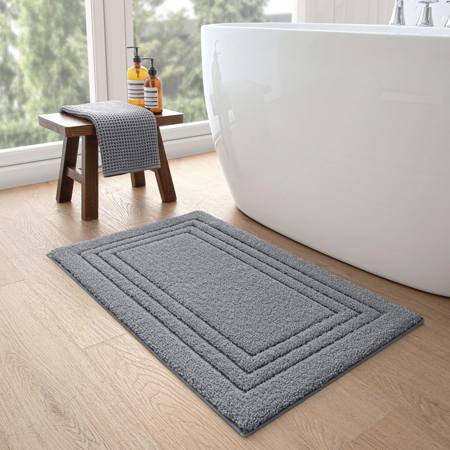 DEXI Tapis Salle de Bain Antiderapant 60 x 90 cm, Microfibre Moelleux et Absorbante, Doux et Confortable, Lavable en Machine, pour Douche, Baignoire, Toilettes, Gris foncé