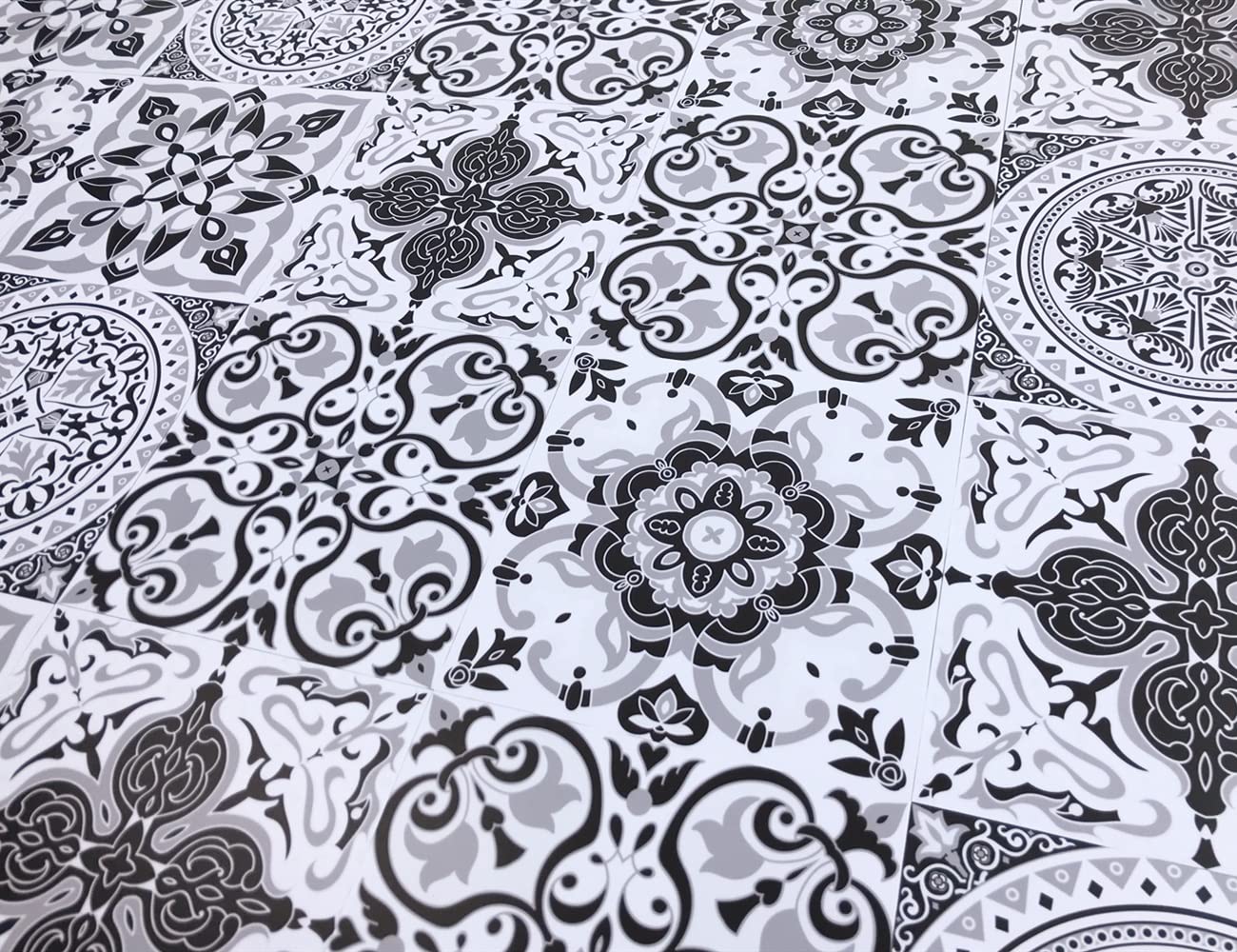 20 adesivi per piastrelle marocchine grigie, per cucina e bagno, adesivi da parete, autoadesivi, in vinile, impermeabili, colore bianco e nero, 15 x 15 cm